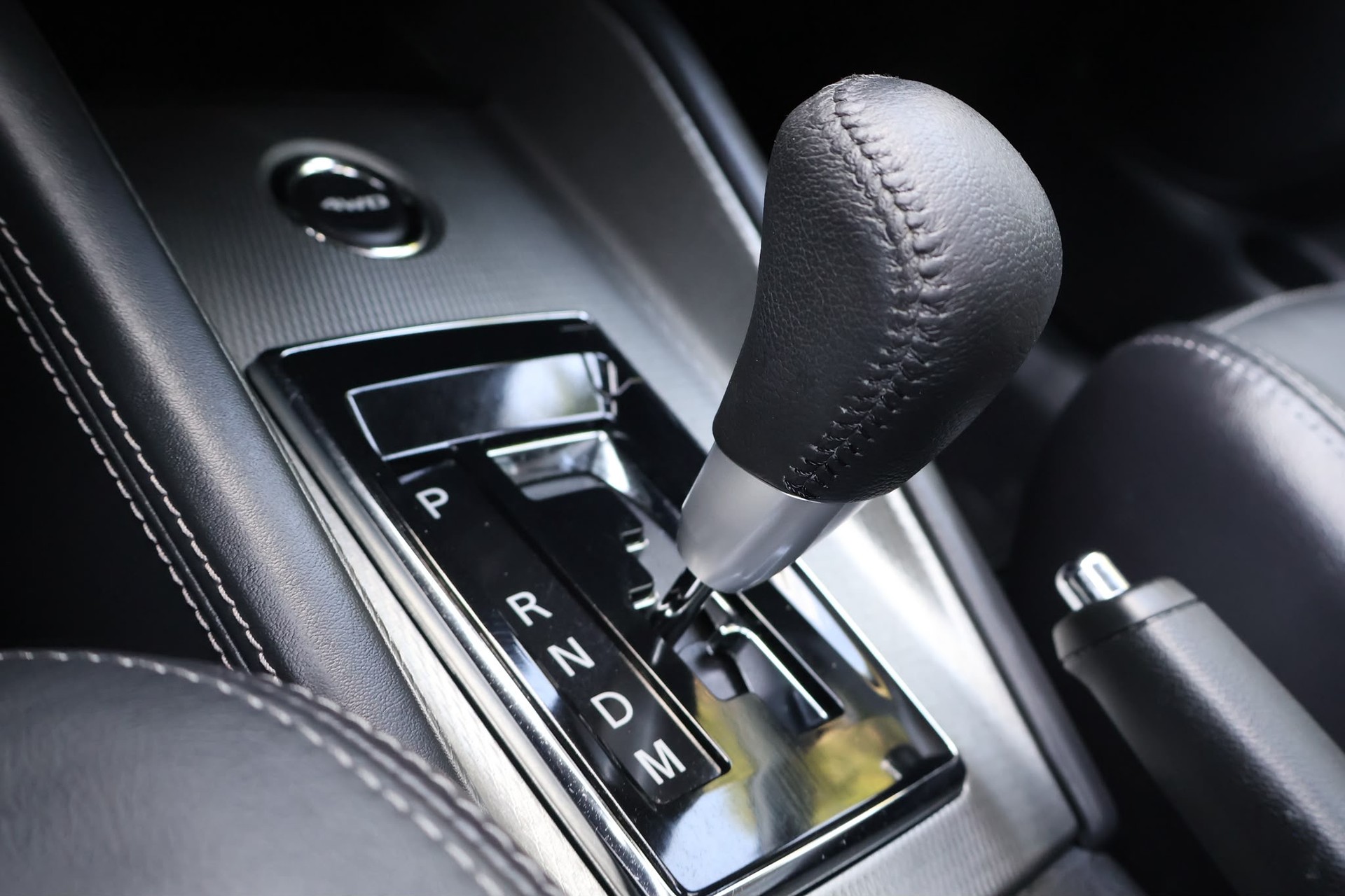 MITSUBISHI ASX 2.0 Diamond 4WD Automat-image-8