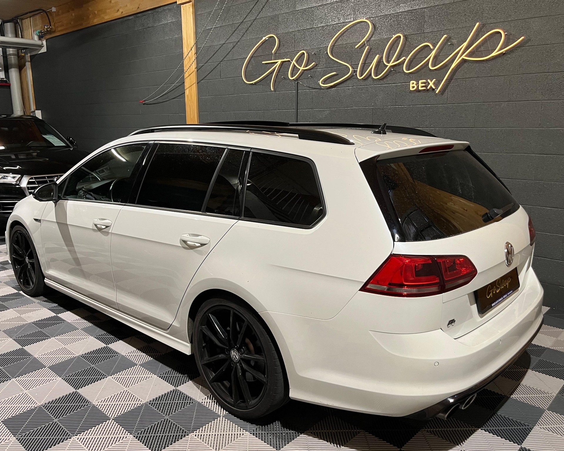 VW Golf Variant 2.0 TSI R 4 Motion DSG-image-7