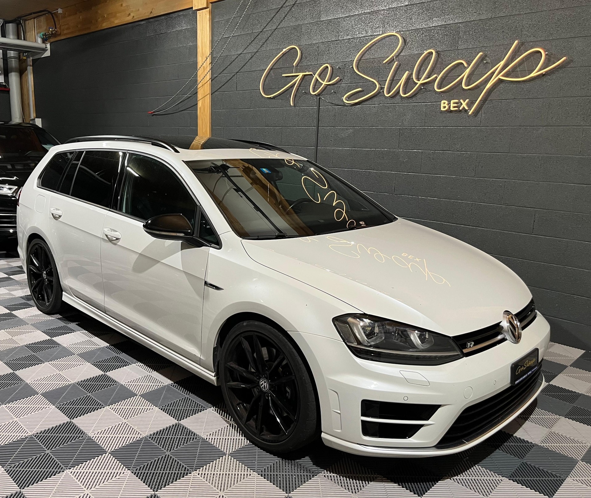 VW Golf Variant 2.0 TSI R 4 Motion DSG-image-0