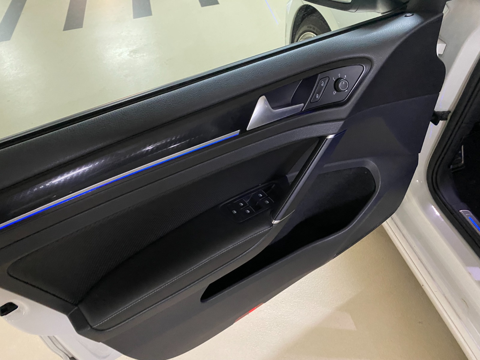VW Golf Variant 2.0 TSI R 4 Motion DSG-image-11