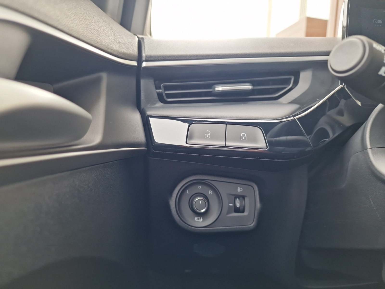 MG MG3 1.5 Voll-Hybrid Luxury Automat 195 PS-image-12