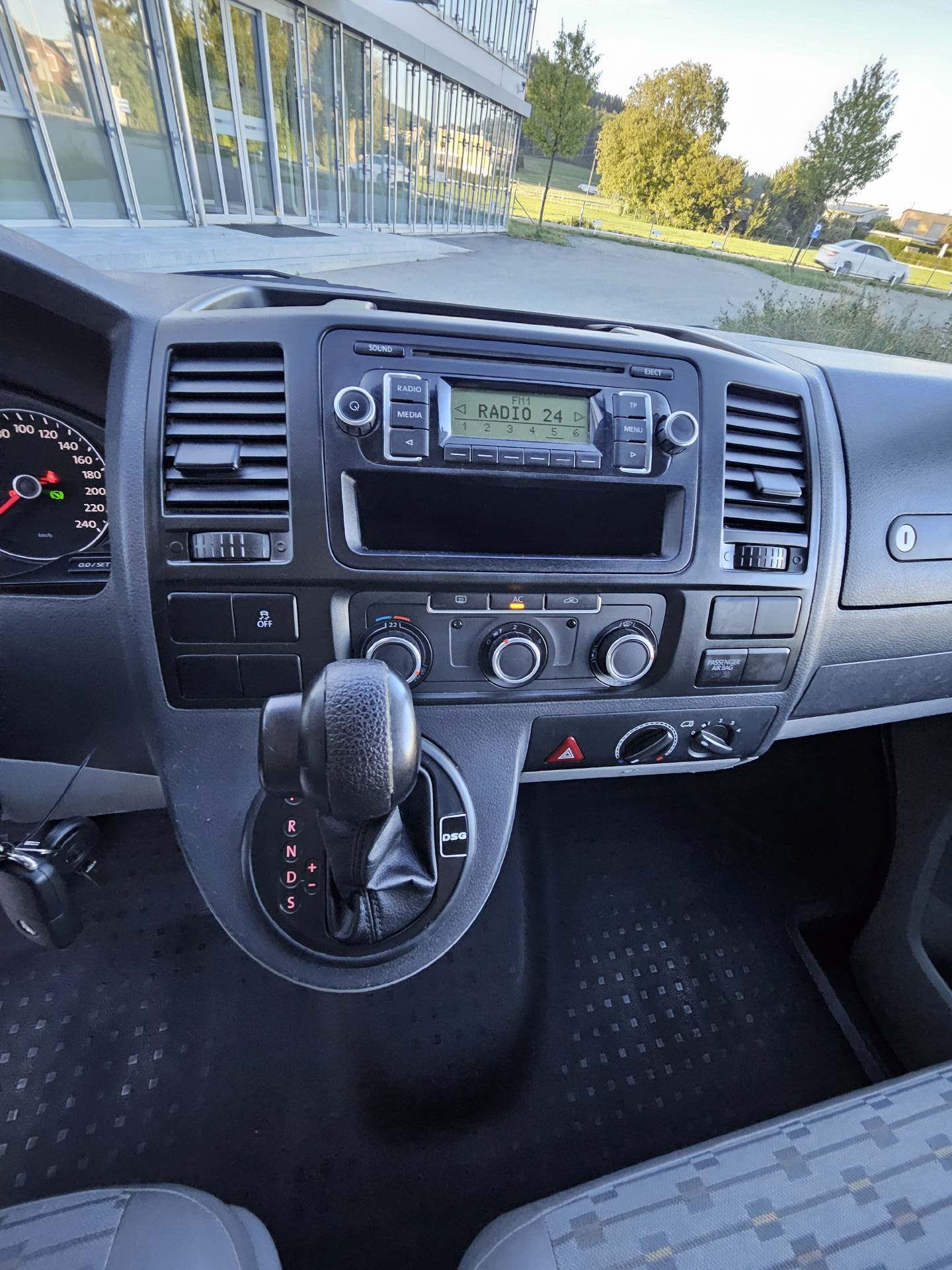 VW T5 Kombi 3000 2.0 TDI 140 DSG* Klima * 9-Pätzer * Frisch ab MFK *-image-11