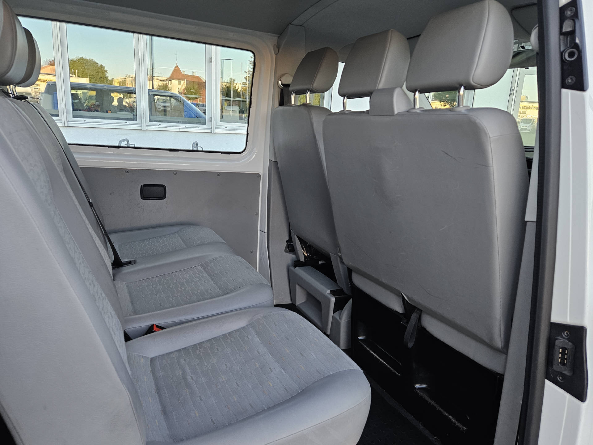 VW T5 Kombi 3000 2.0 TDI 140 DSG* Klima * 9-Pätzer * Frisch ab MFK *-image-5