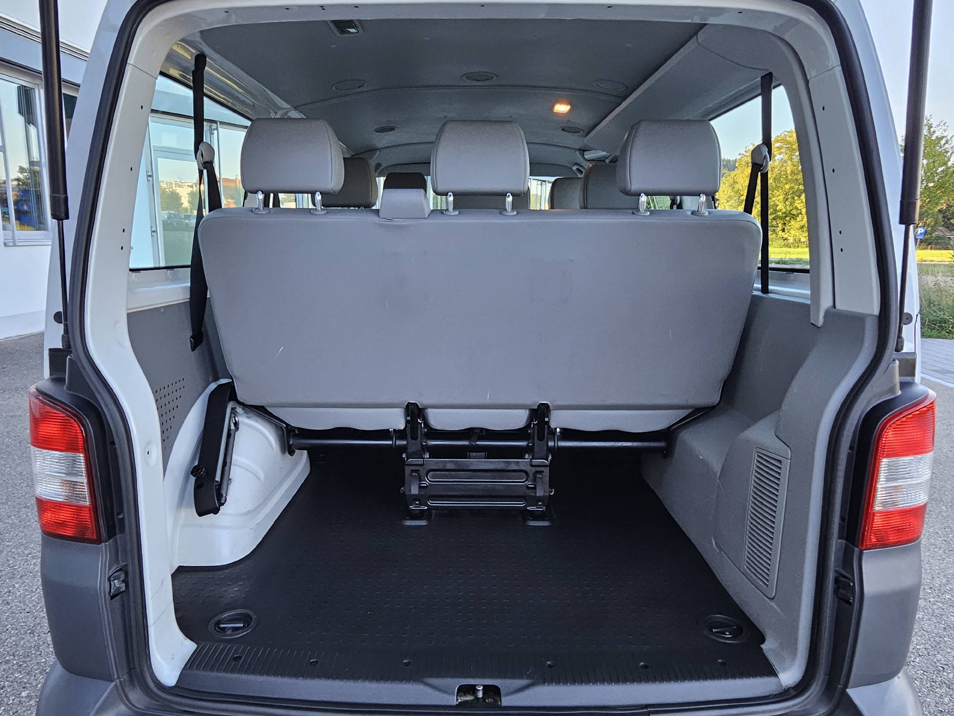 VW T5 Kombi 3000 2.0 TDI 140 DSG* Klima * 9-Pätzer * Frisch ab MFK *-image-7