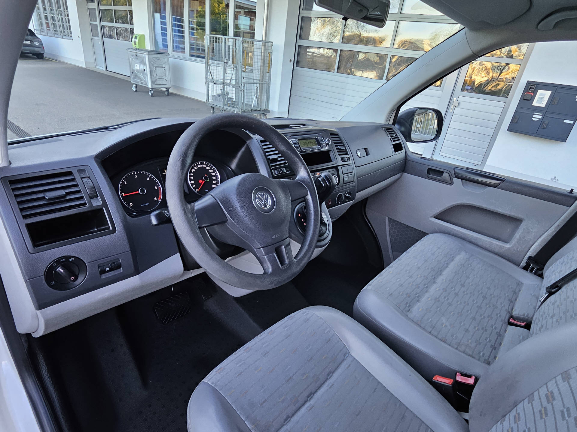 VW T5 Kombi 3000 2.0 TDI 140 DSG* Klima * 9-Pätzer * Frisch ab MFK *-image-10