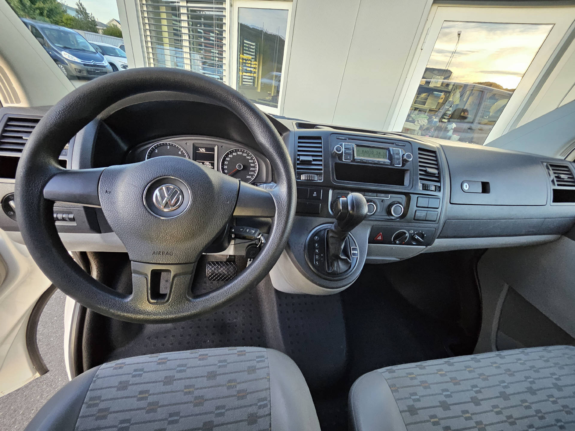 VW T5 Kombi 3000 2.0 TDI 140 DSG* Klima * 9-Pätzer * Frisch ab MFK *-image-15
