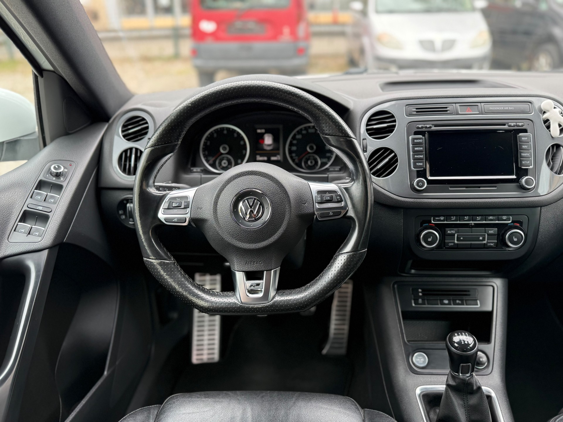 VW Tiguan 2.0 TSI R-Line Design 4Motion-image-6
