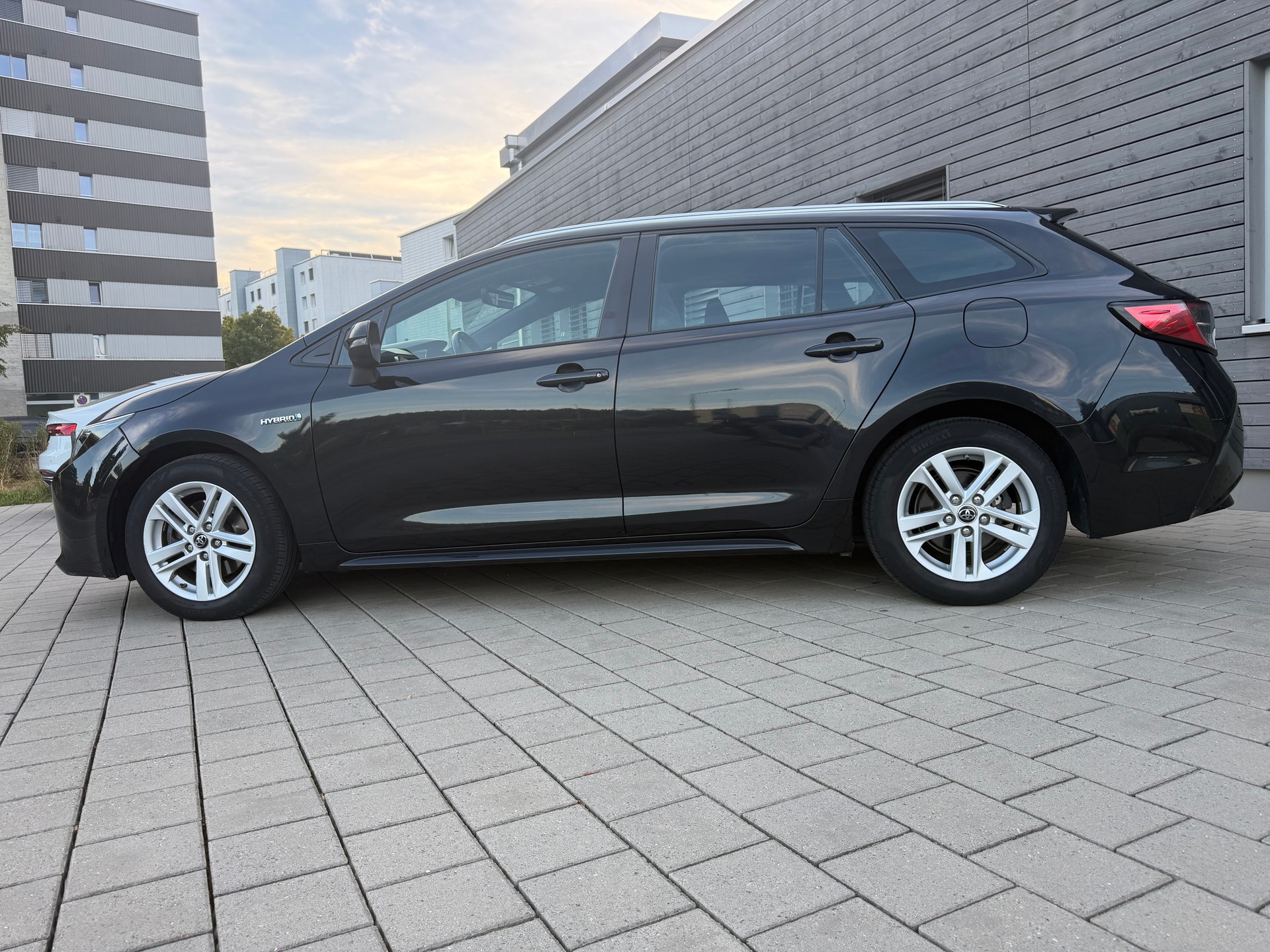 TOYOTA Corolla 2.0 HSD Style e-CVT-image-3