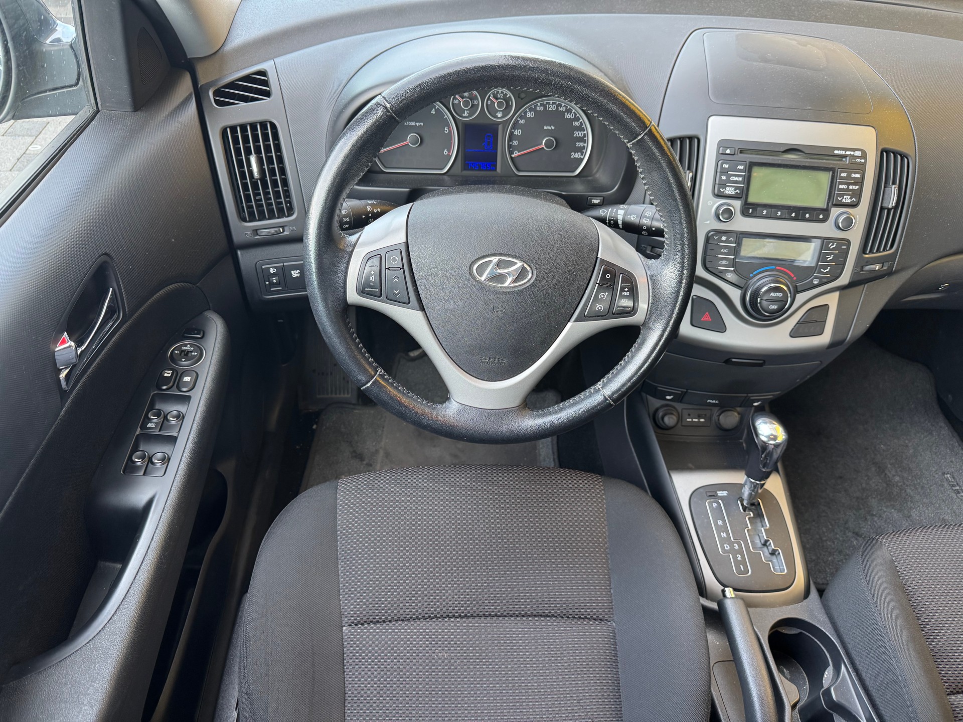 HYUNDAI i30 1.6 CRDi Swiss Plus Edition Automatic-image-15