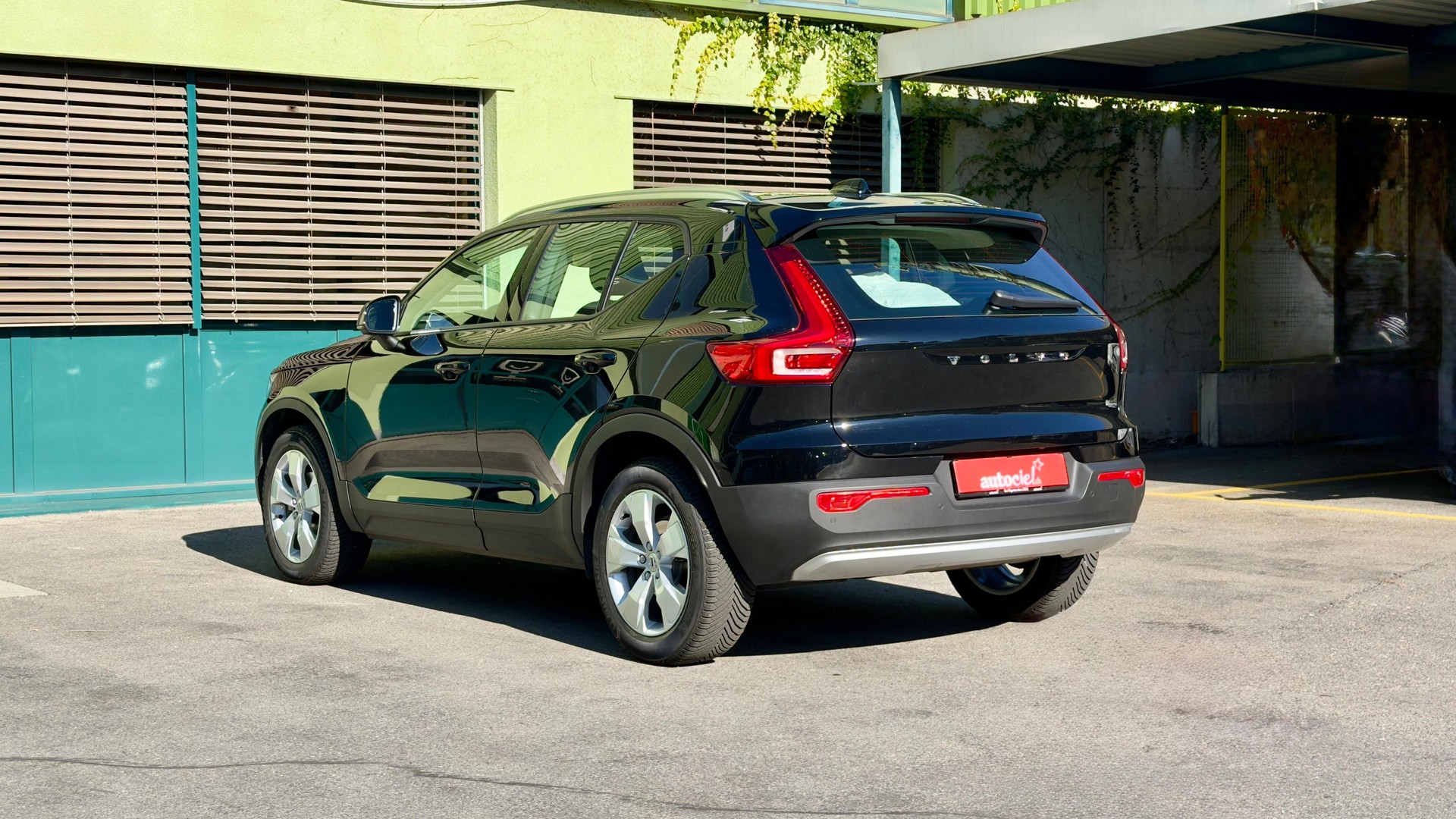 VOLVO XC40 T2 Momentum Geartronic-image-2