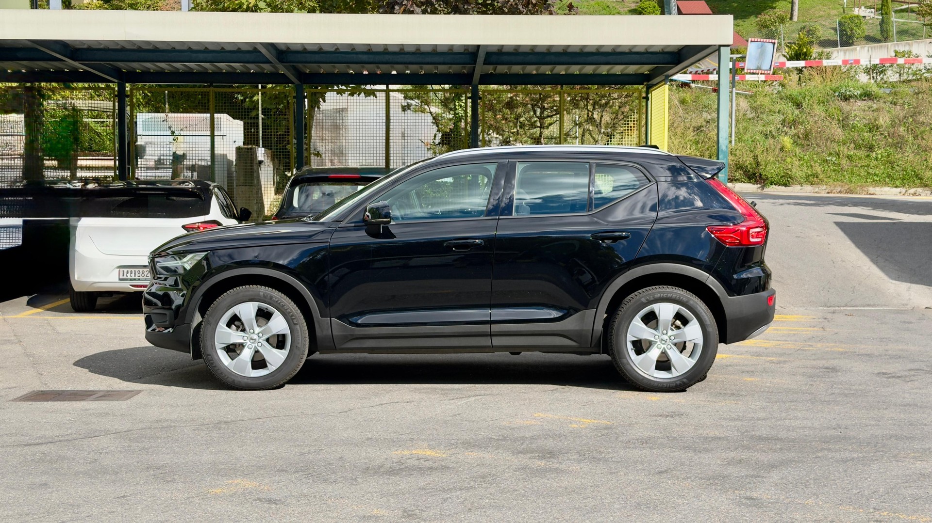 VOLVO XC40 T2 Momentum Geartronic-image-1