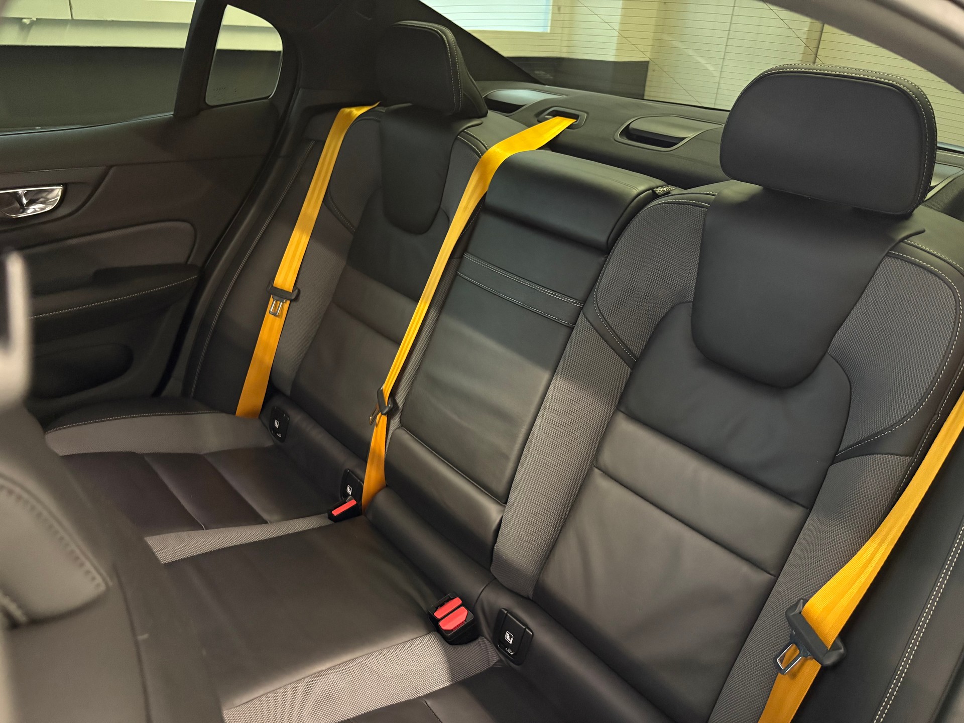 VOLVO S60 T8 e AWD Twin Engine Polestar Geartronic-image-17