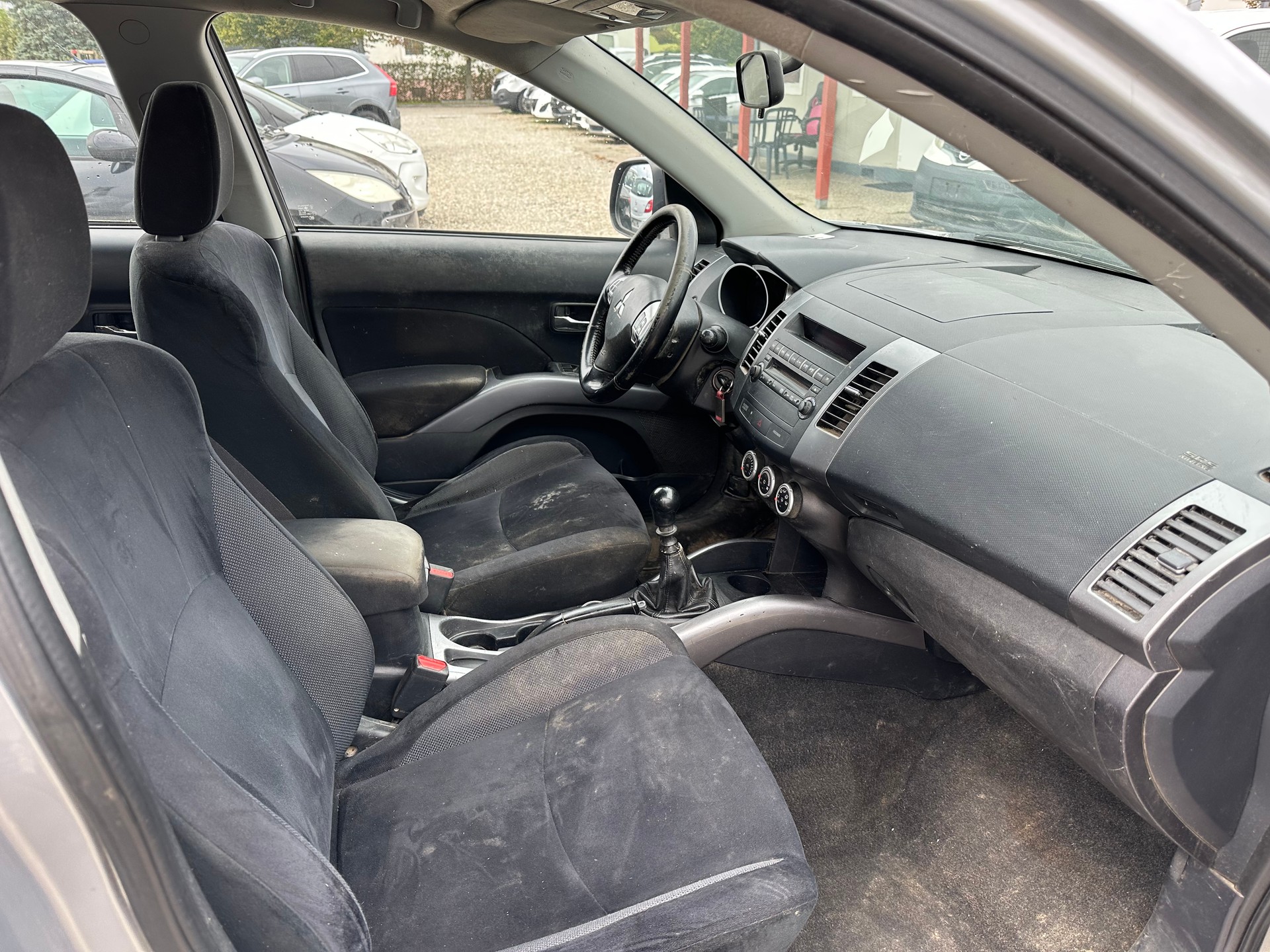 MITSUBISHI Outlander 2.0 DID Invite 4WD-image-4