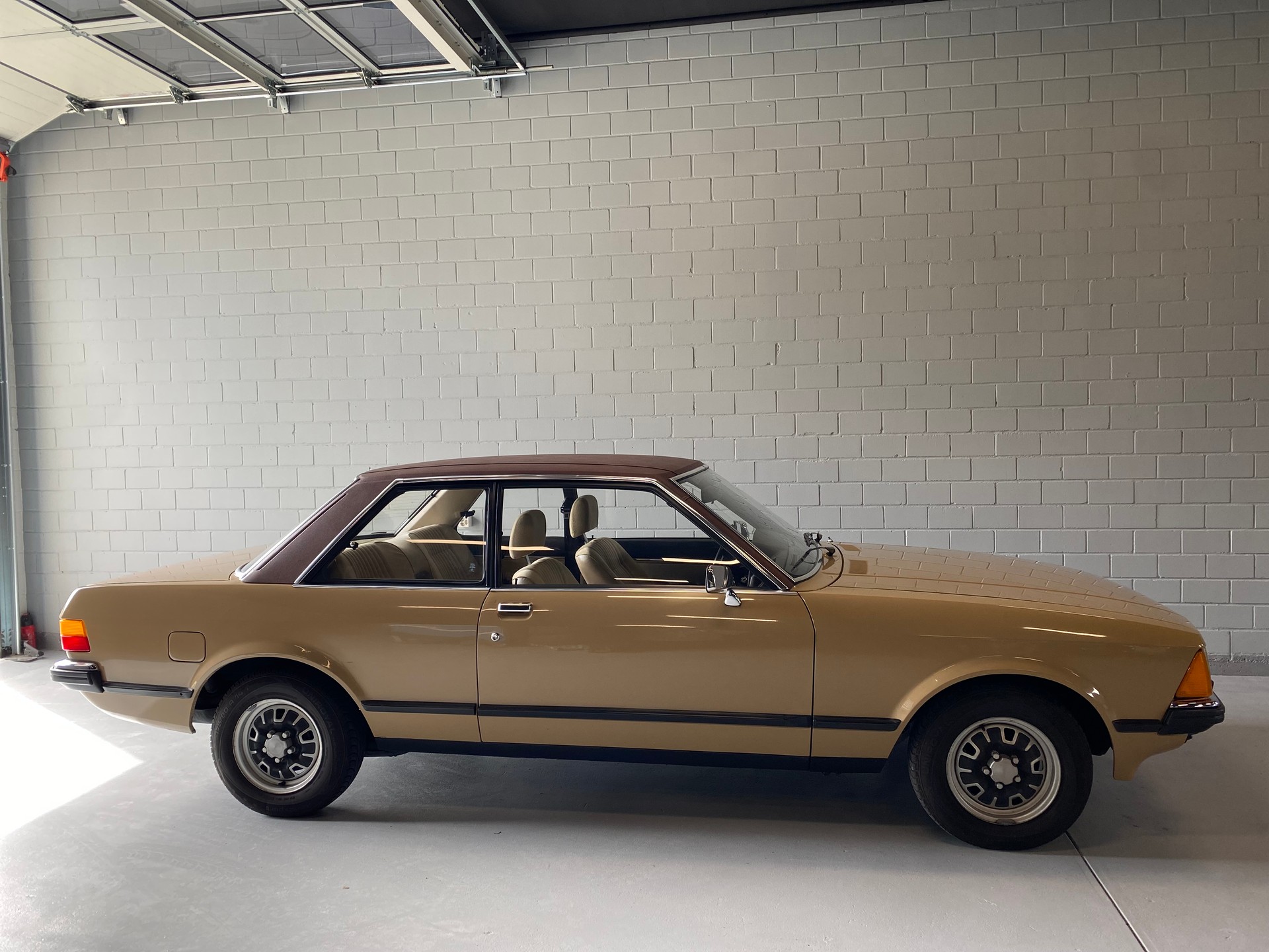 FORD Granada 2300 V6 L Coupe-image-2