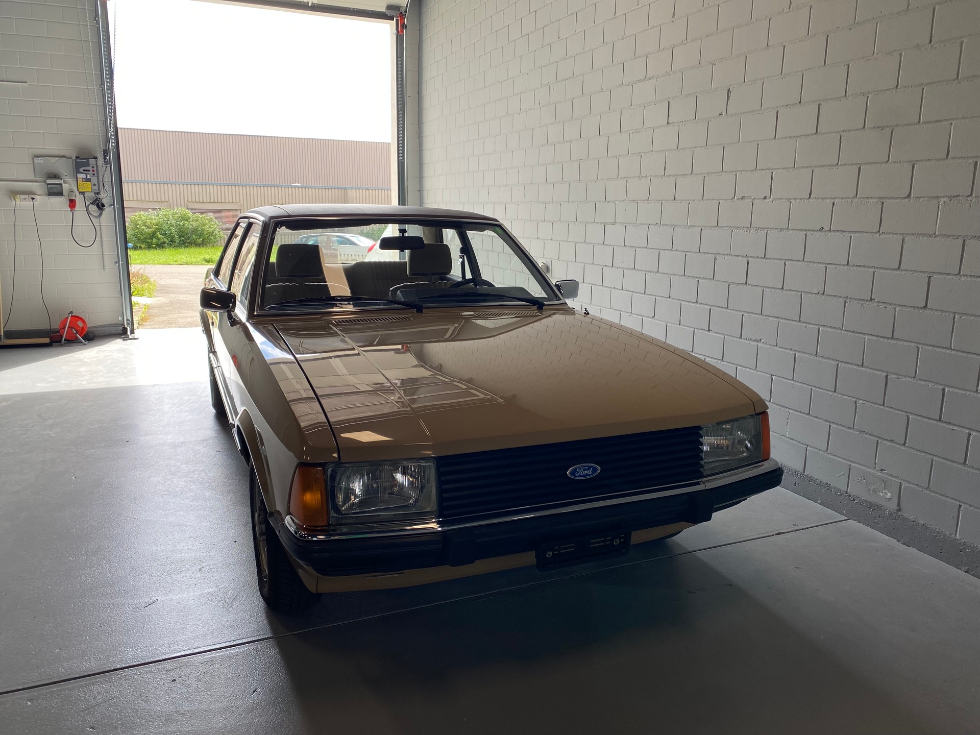 FORD Granada 2300 V6 L Coupe-image-4