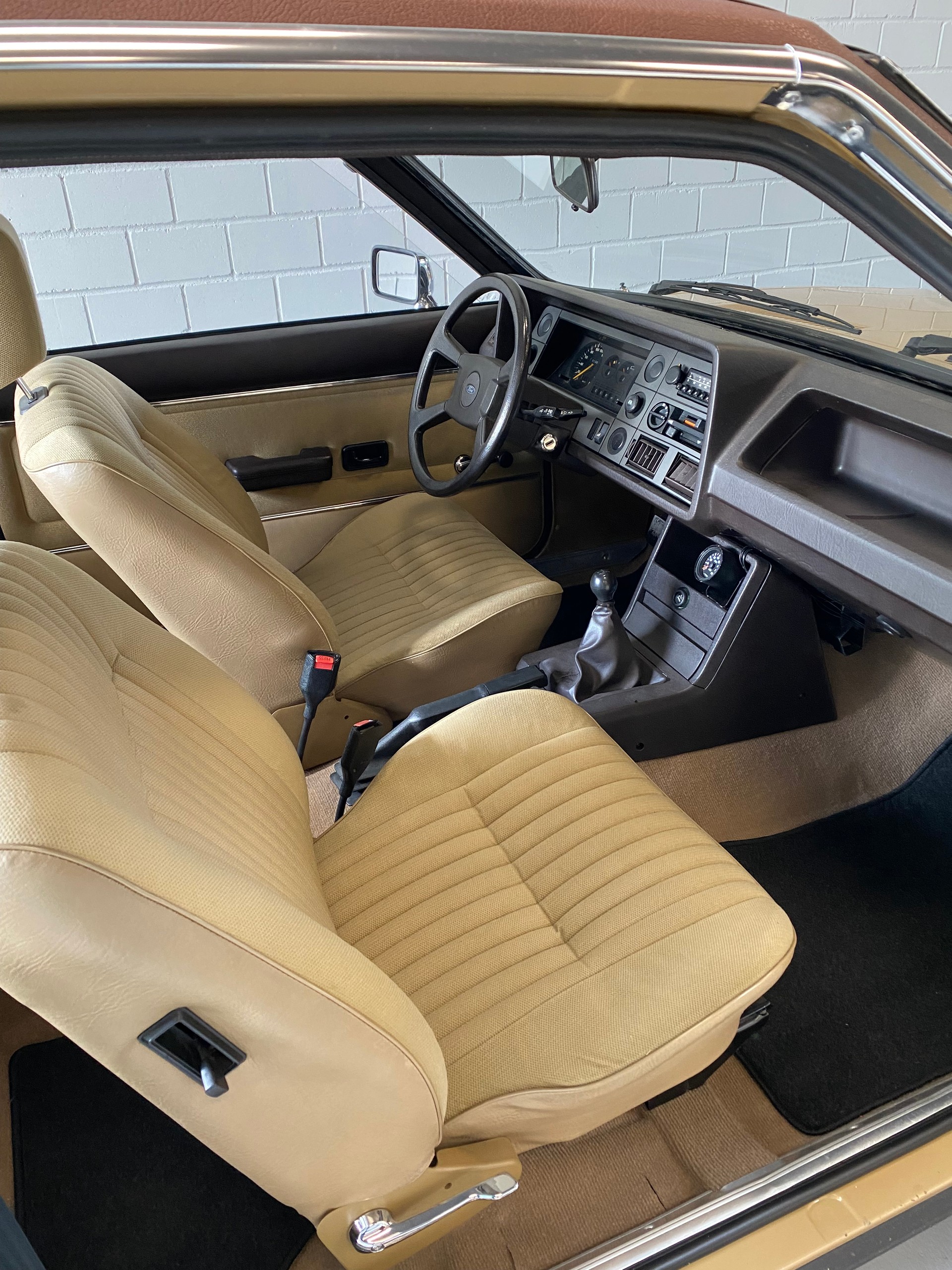 FORD Granada 2300 V6 L Coupe-image-13
