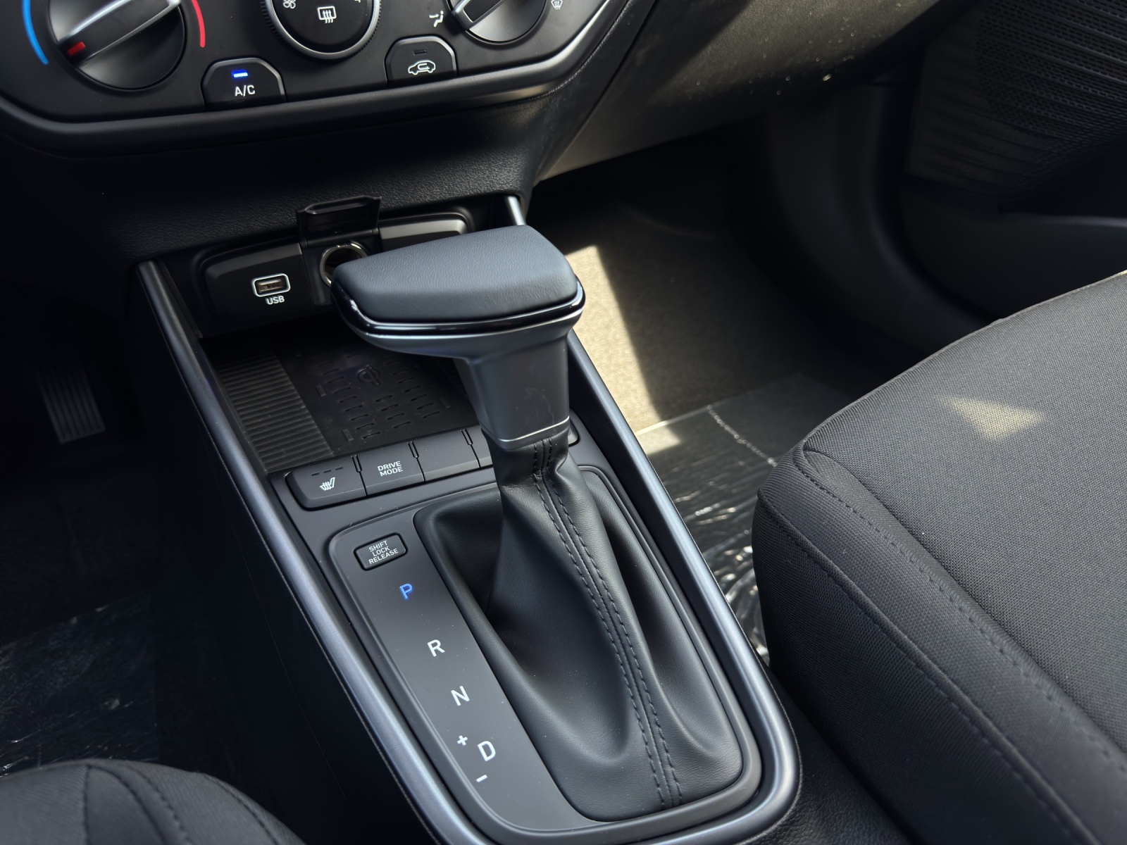 HYUNDAI i20 1.0 T-GDi Amplia-image-8