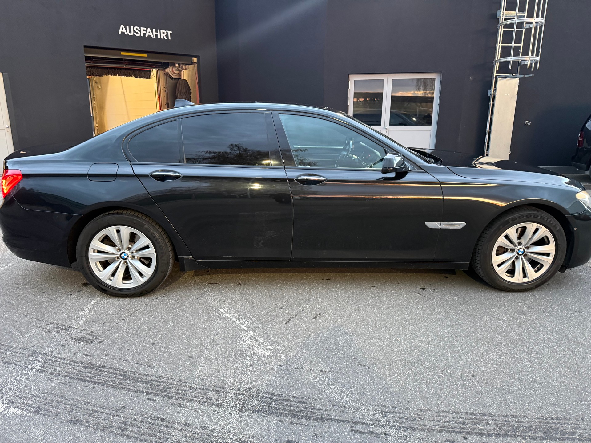 BMW 730d-image-3