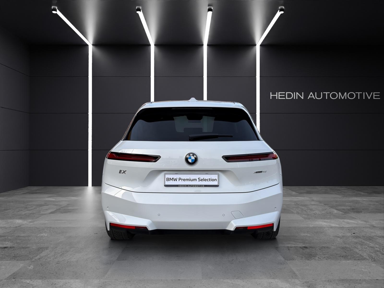 BMW iX xDrive45-image-8