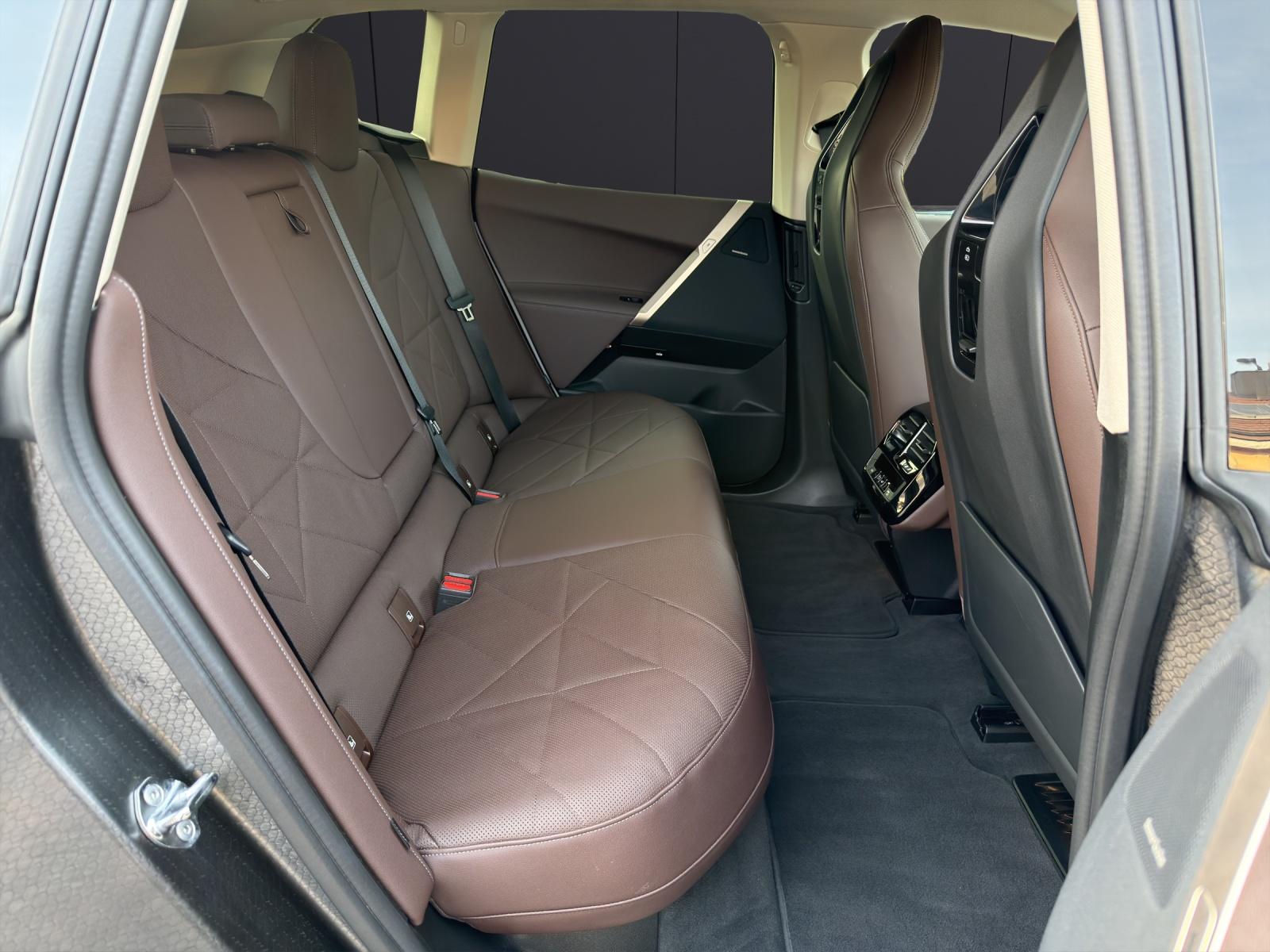 BMW iX xDrive45-image-13