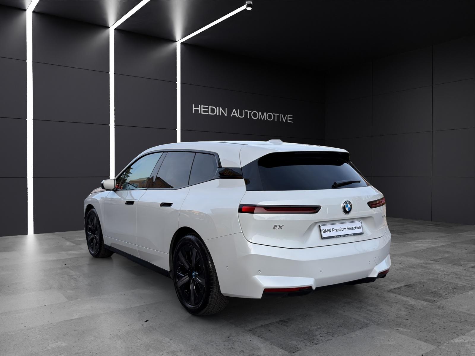 BMW iX xDrive45-image-2