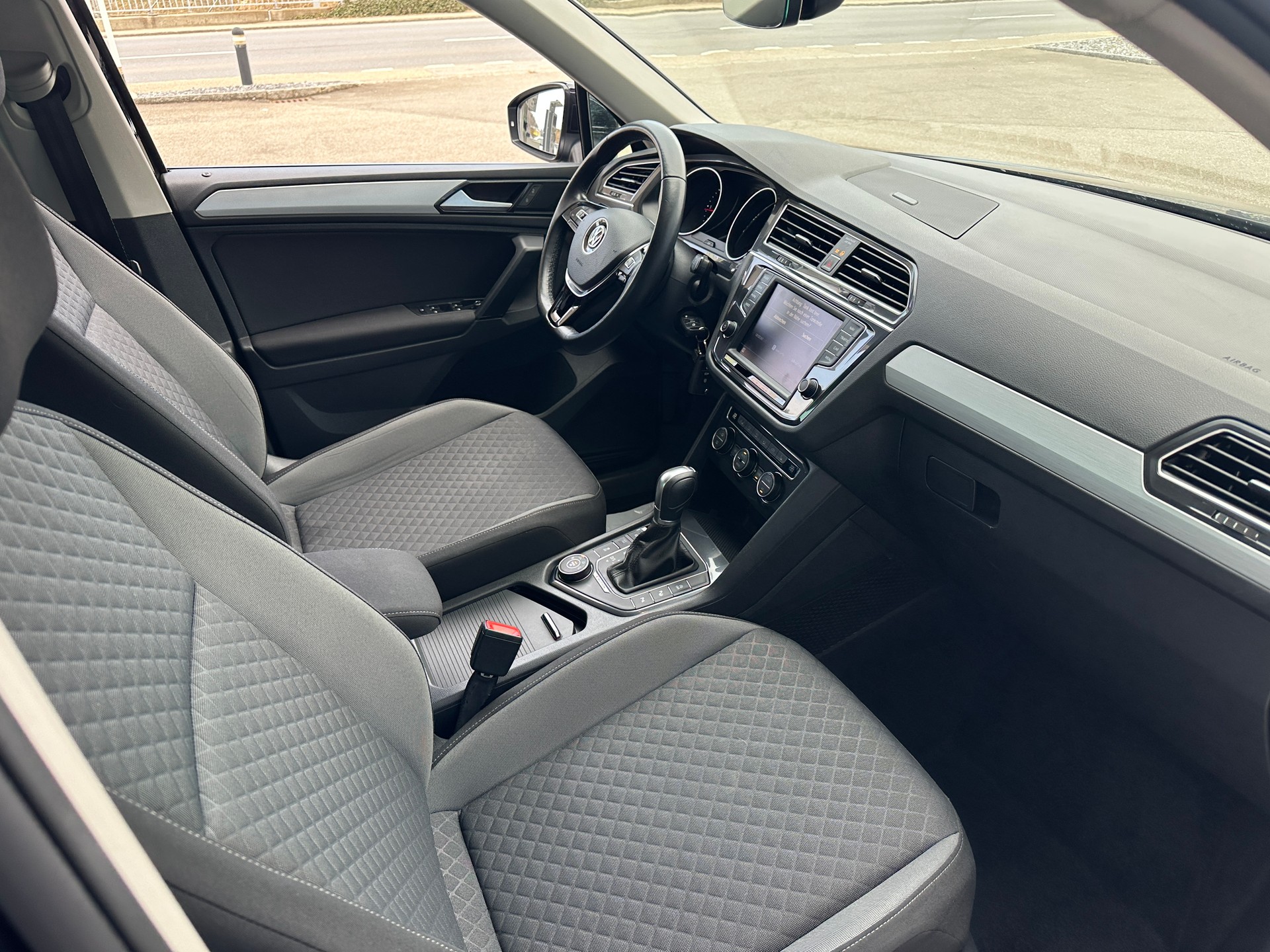 VW Tiguan 2.0 TDI SCR Comfortline 4Motion DSG-image-5