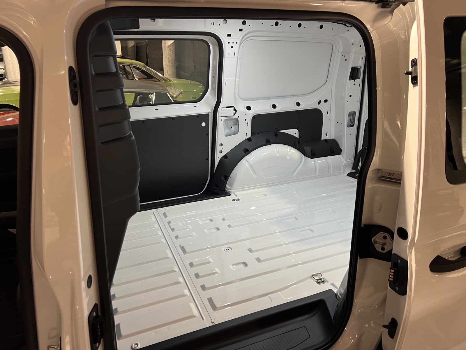 VW Caddy Cargo 2.0TDI Maxi 4Motion-image-6