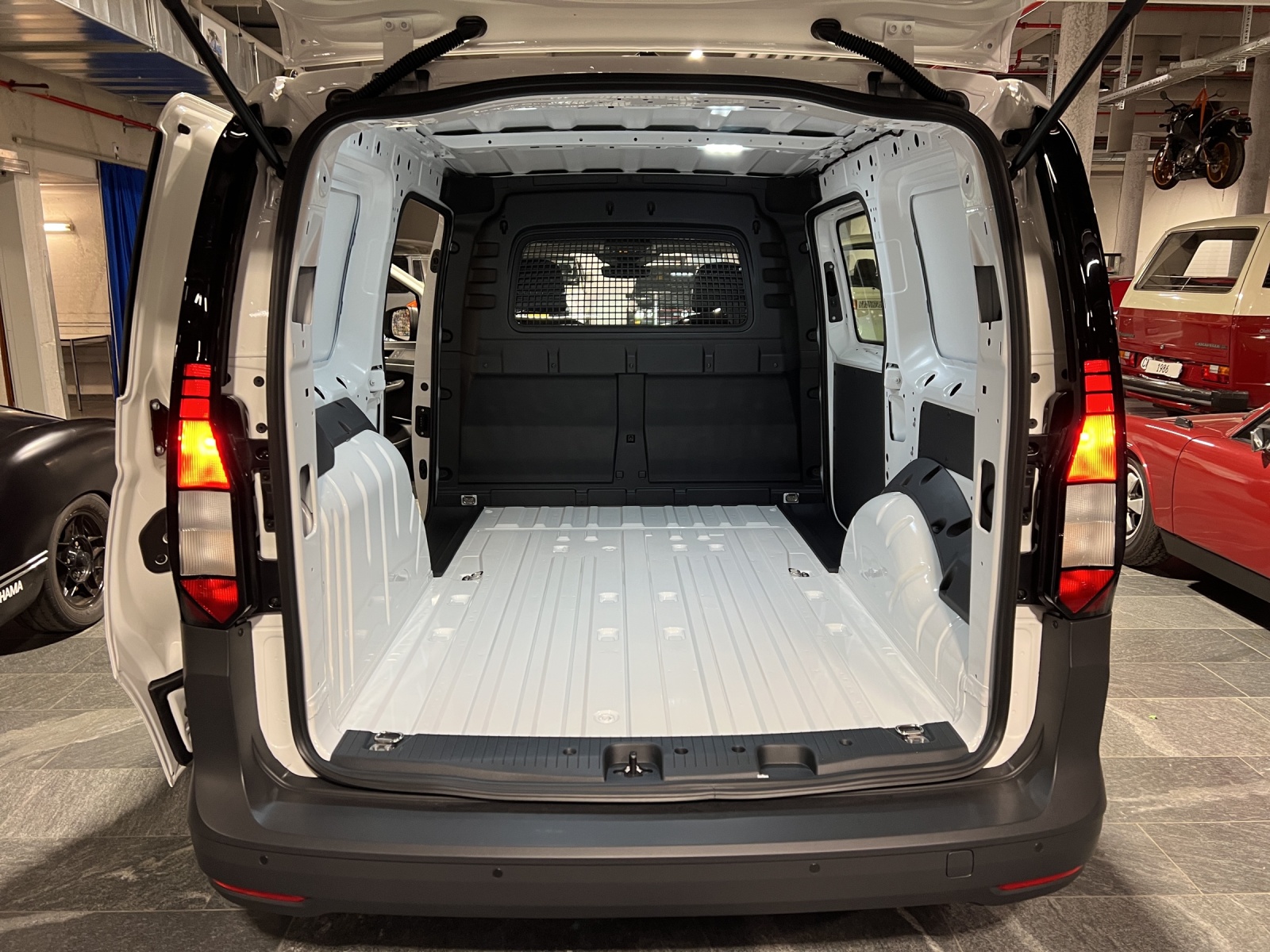VW Caddy Cargo 2.0TDI Maxi 4Motion-image-7