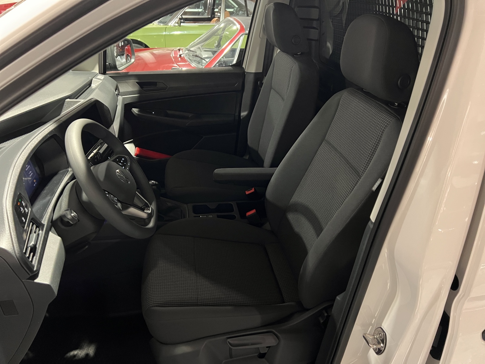 VW Caddy Cargo 2.0TDI Maxi 4Motion-image-4