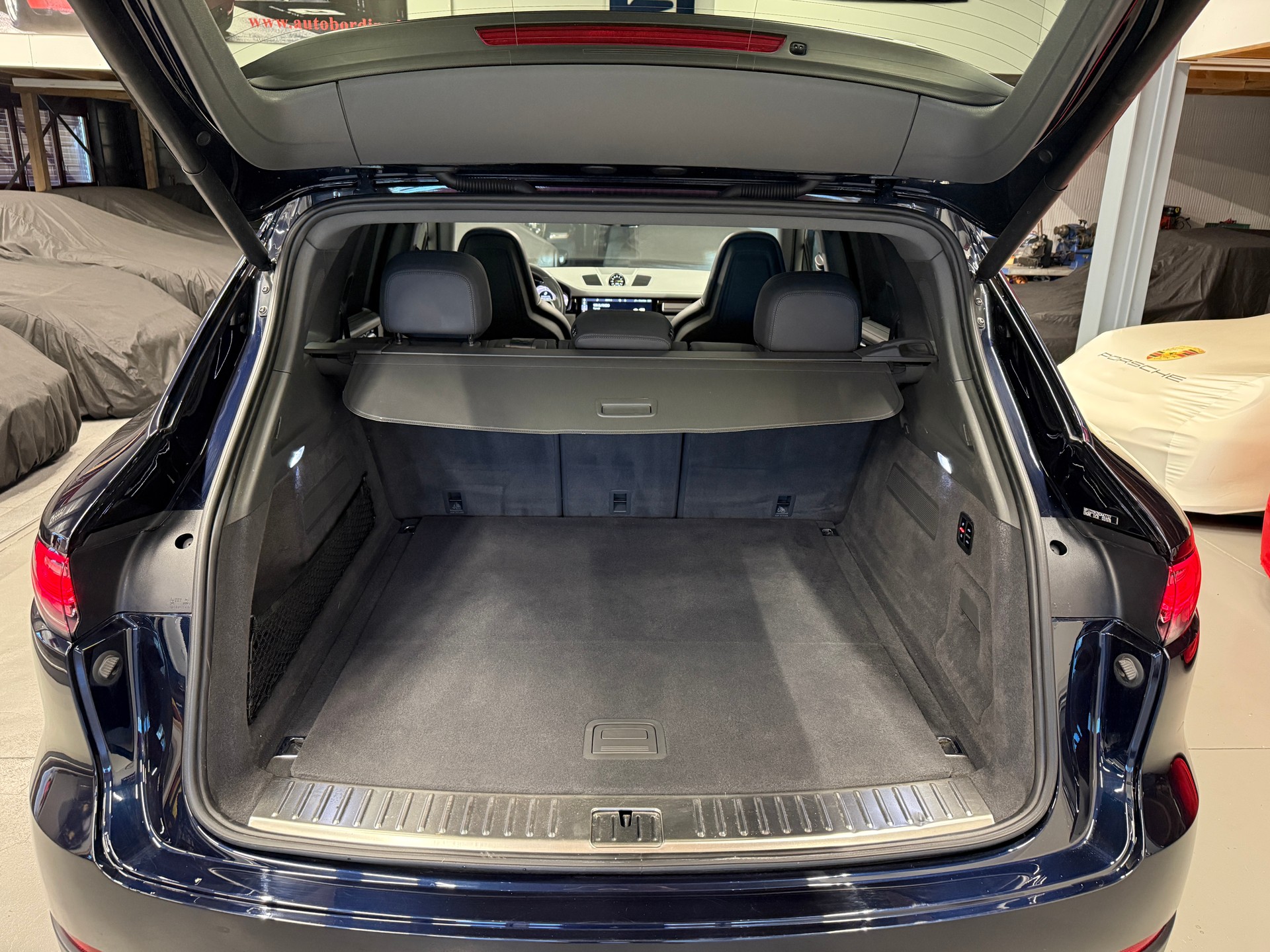 PORSCHE Cayenne E-Hybrid „Moonlight Blue Metallic & Schiefergraues Interieur“-image-13