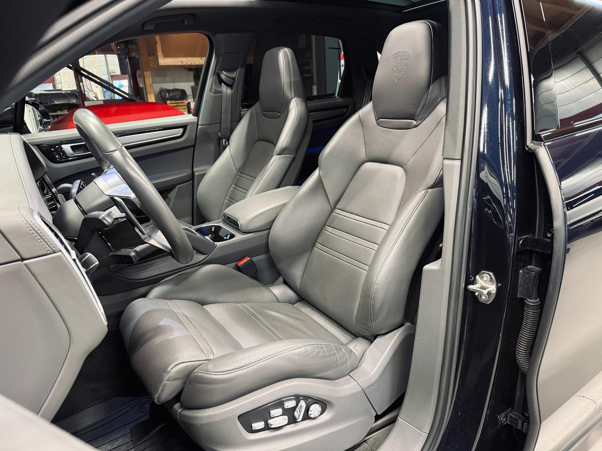PORSCHE Cayenne E-Hybrid „Moonlight Blue Metallic & Schiefergraues Interieur“-image-3