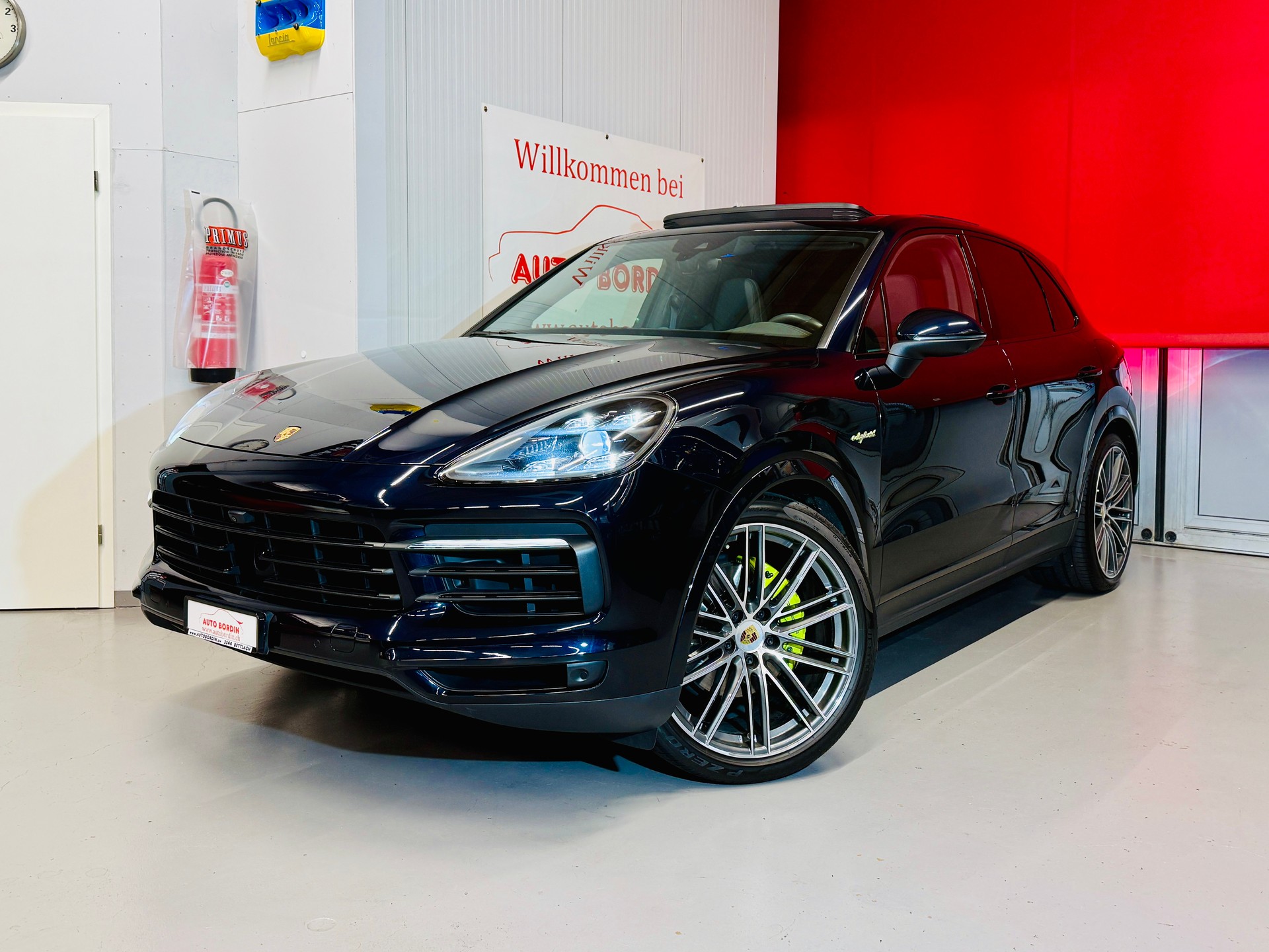 PORSCHE Cayenne E-Hybrid „Moonlight Blue Metallic & Schiefergraues Interieur“-image-0
