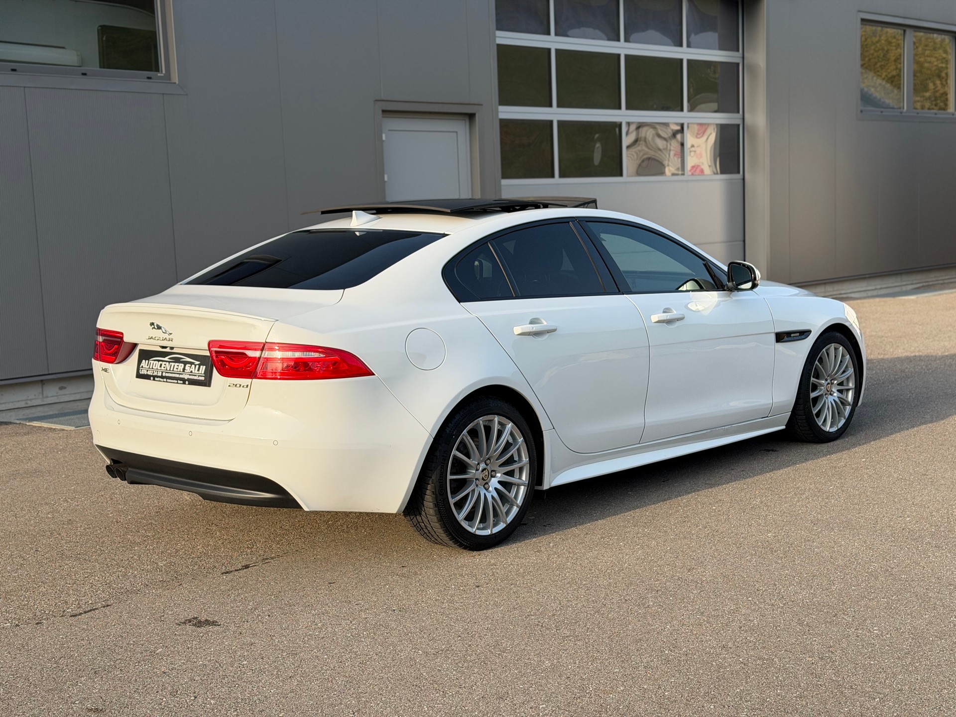 JAGUAR XE 20d R-Sport Automat-image-2