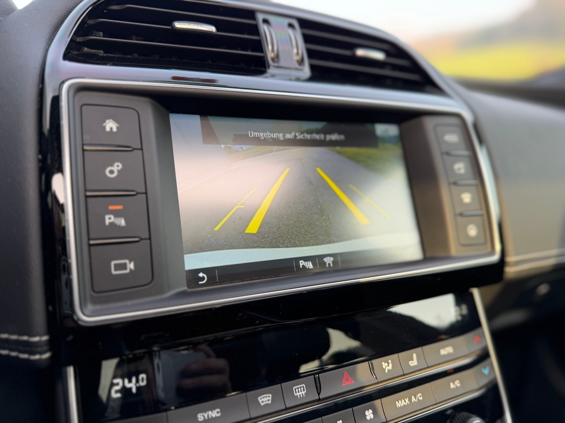 JAGUAR XE 20d R-Sport Automat-image-11
