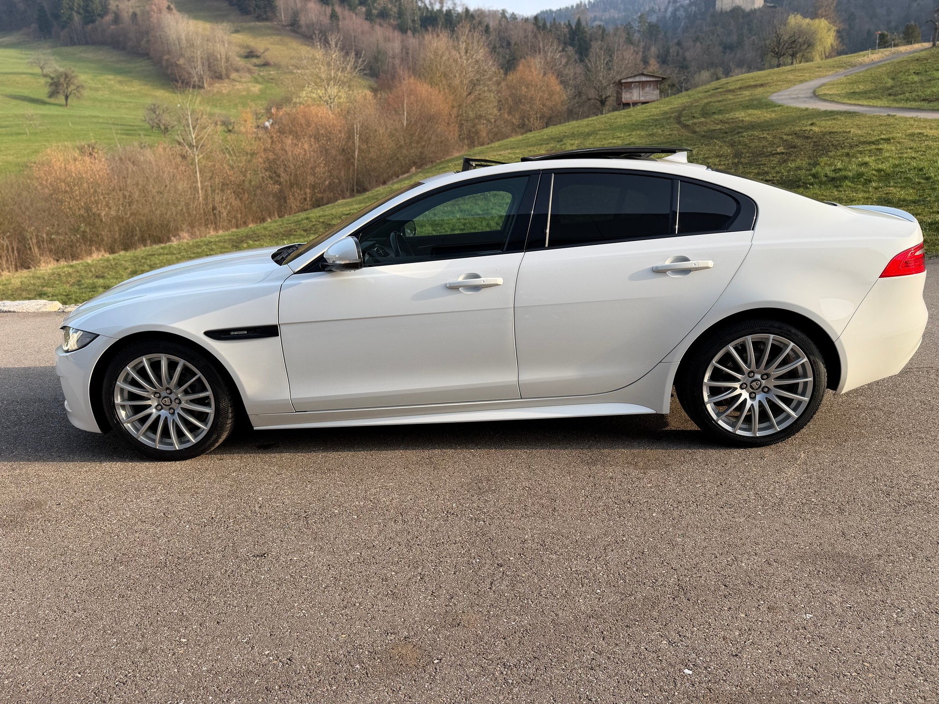 JAGUAR XE 20d R-Sport Automat-image-5