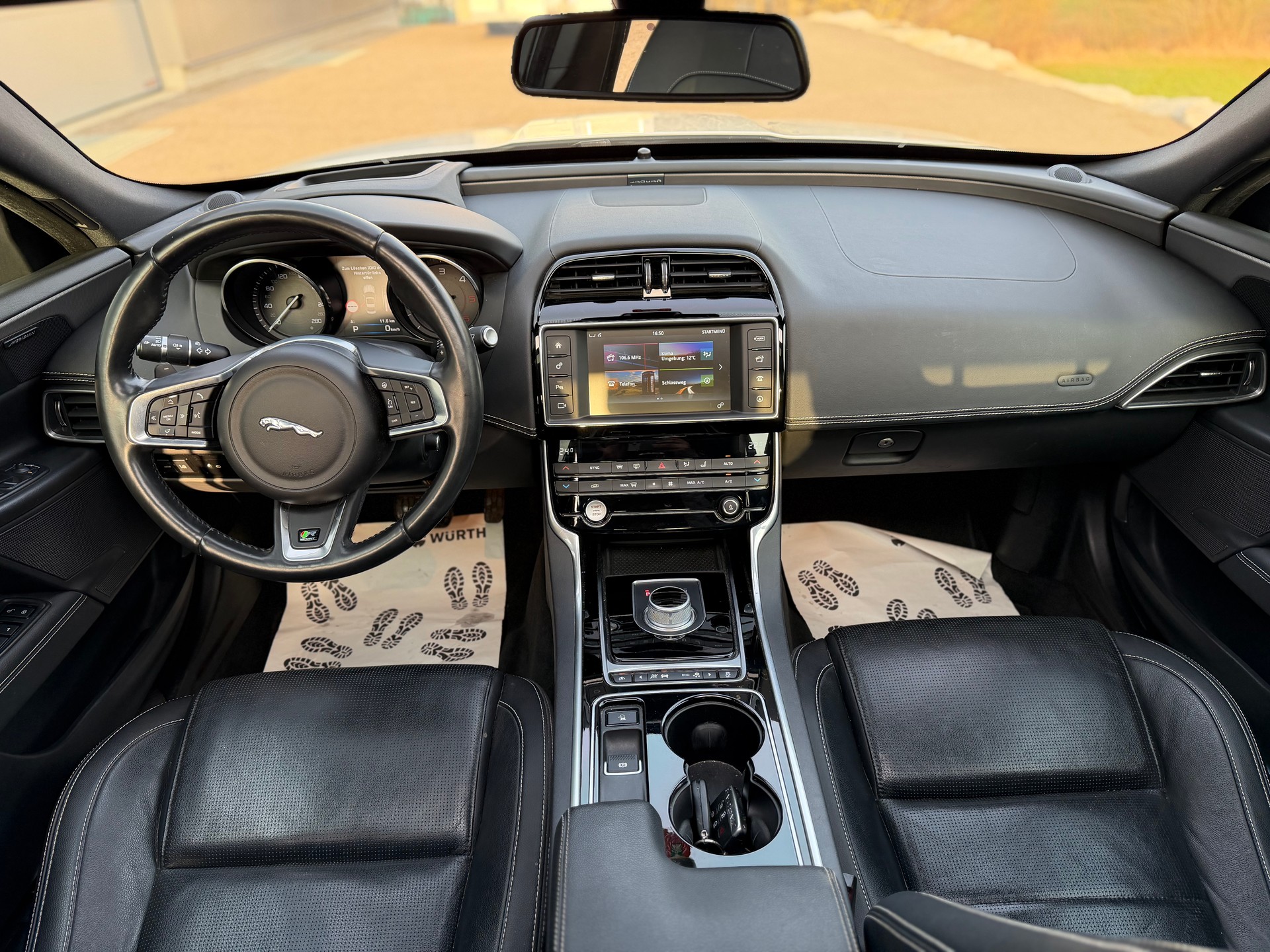 JAGUAR XE 20d R-Sport Automat-image-8