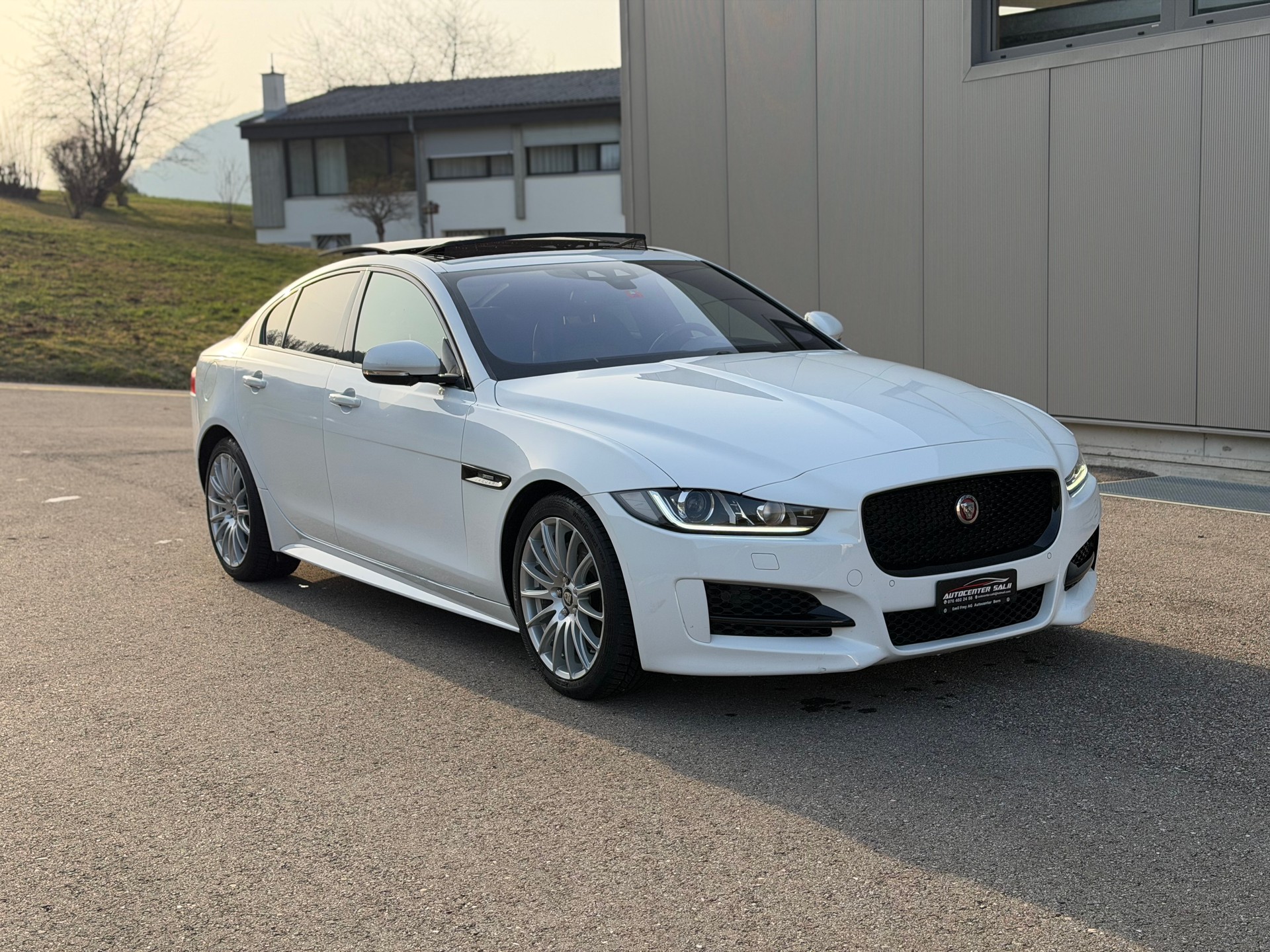 JAGUAR XE 20d R-Sport Automat-image-1