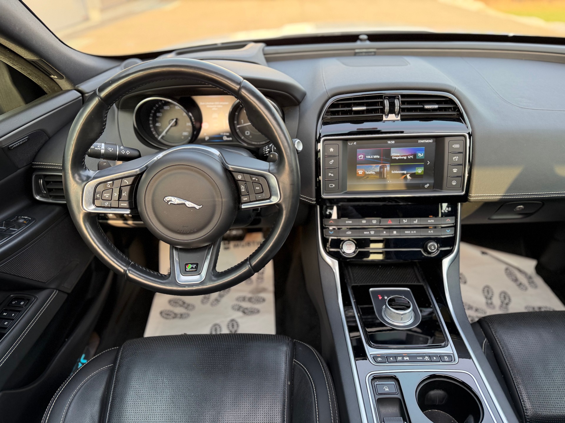 JAGUAR XE 20d R-Sport Automat-image-7