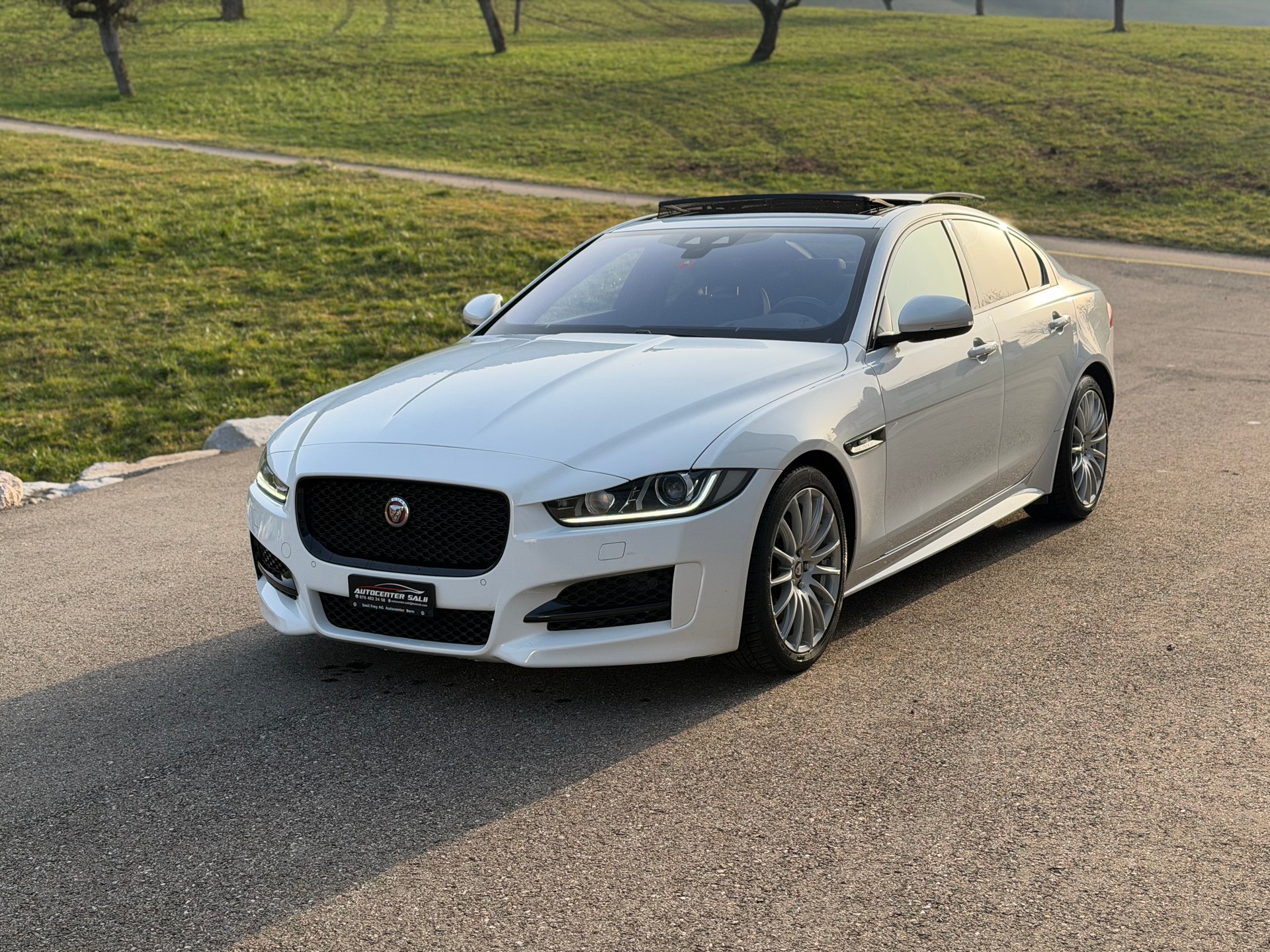 JAGUAR XE 20d R-Sport Automat-image-0