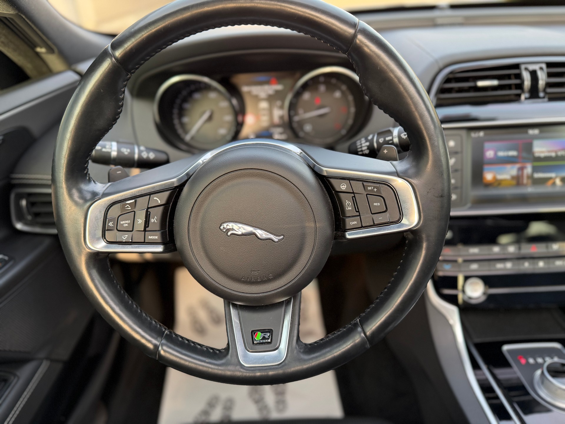 JAGUAR XE 20d R-Sport Automat-image-10