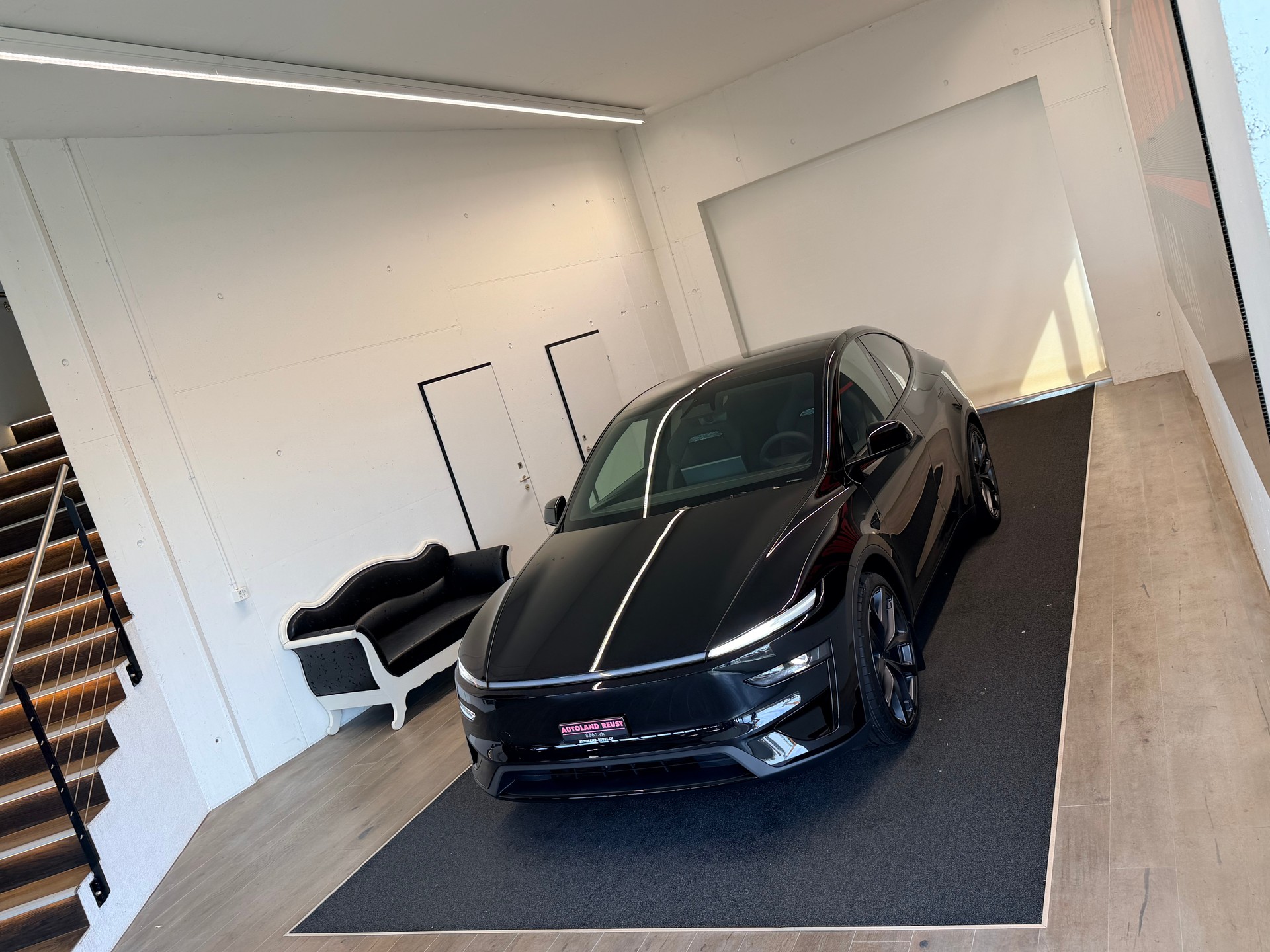 TESLA Model Y Performance-showroom-element-3