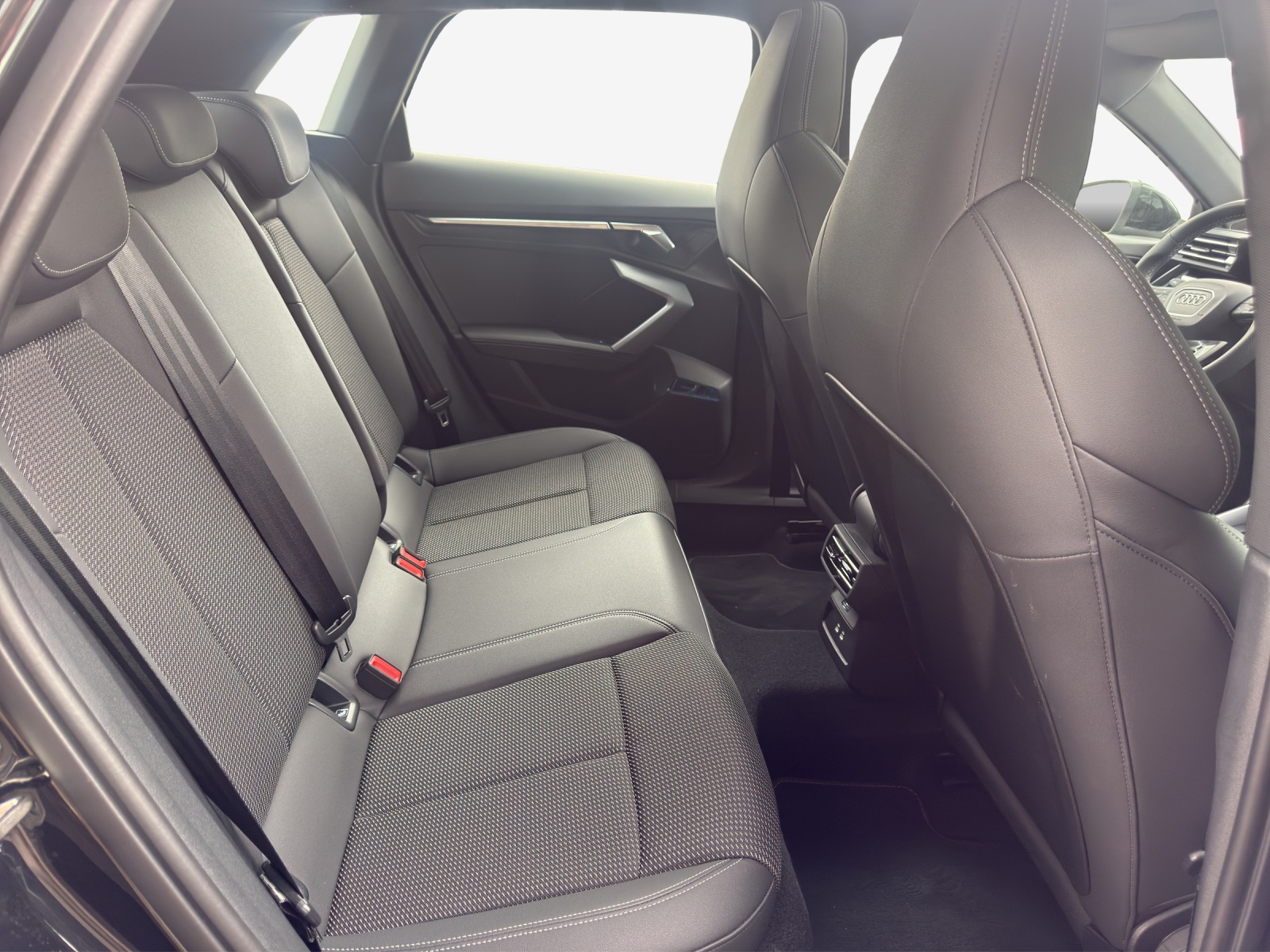 AUDI A3 Sportback 35 TFSI S line Attraction S-tronic-image-13