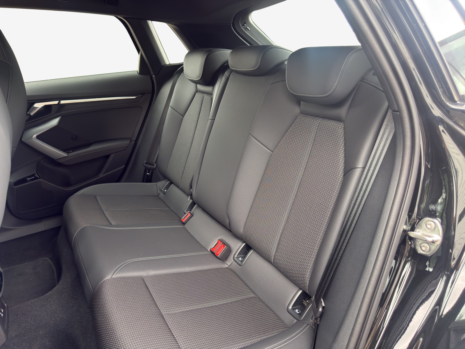 AUDI A3 Sportback 35 TFSI S line Attraction S-tronic-image-11