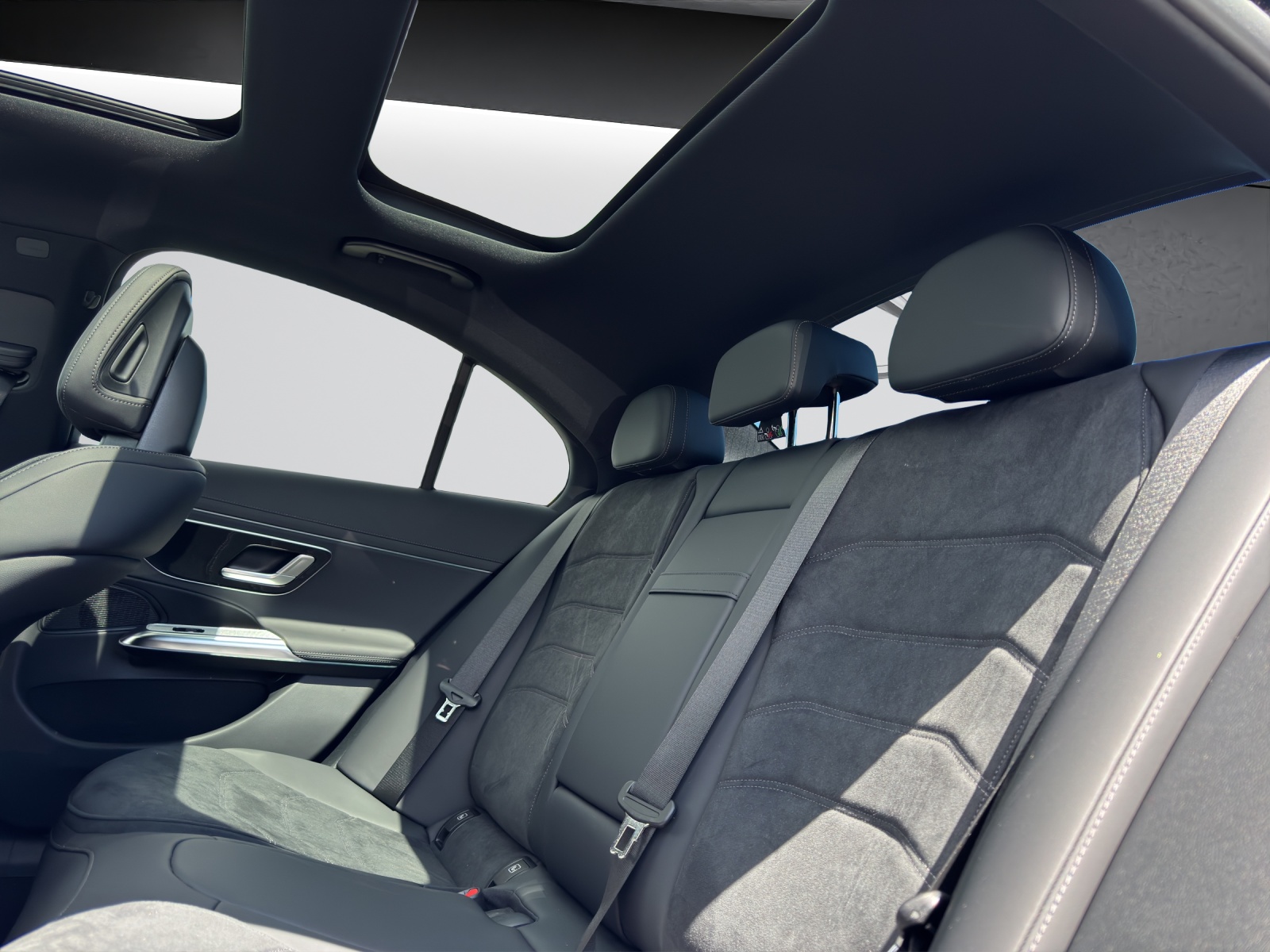 MERCEDES-BENZ E 220 d 4Matic 9G-Tronic-image-12