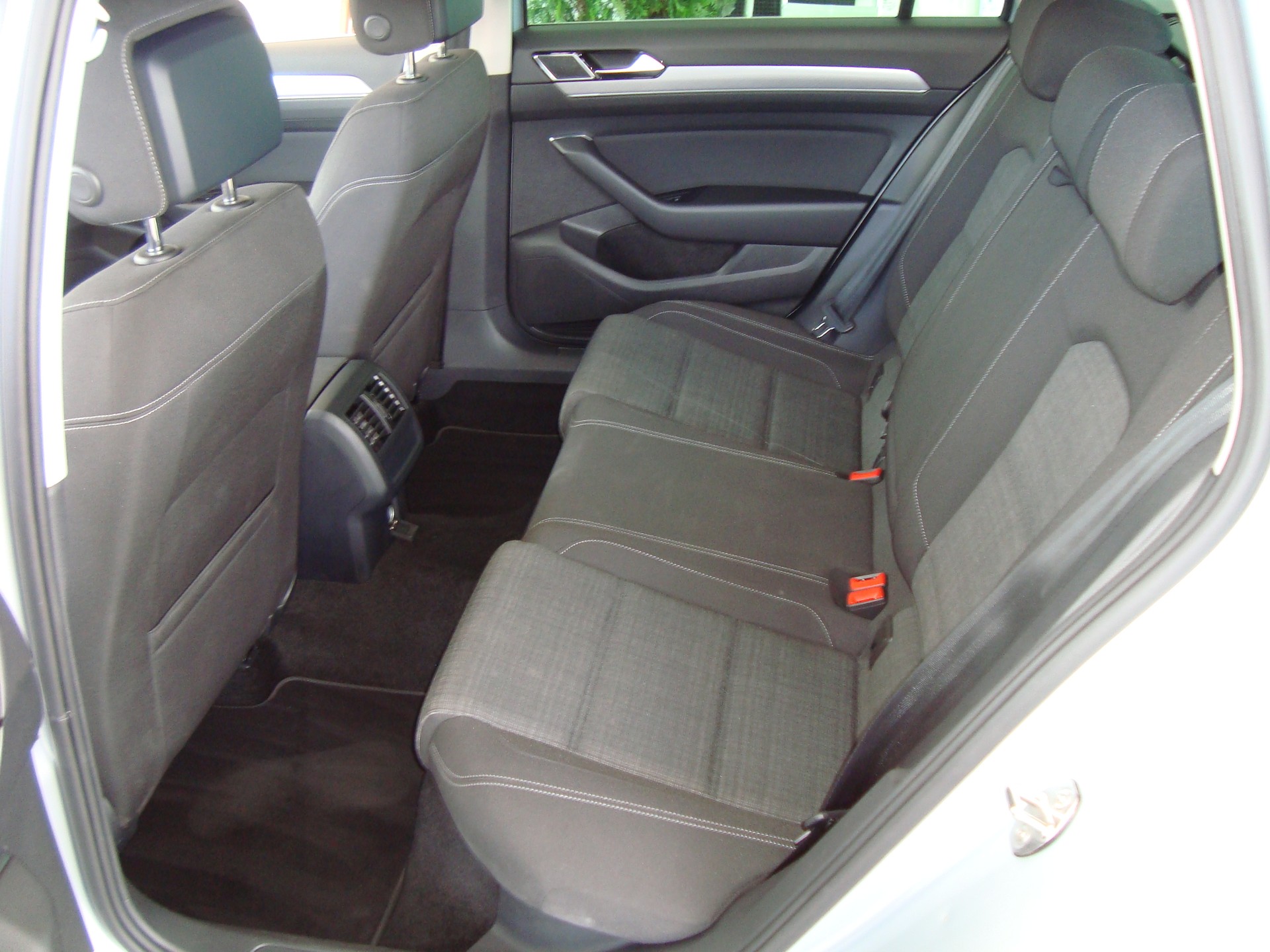 VW Passat 2.0 TDI BMT Business 4Motion DSG-image-7