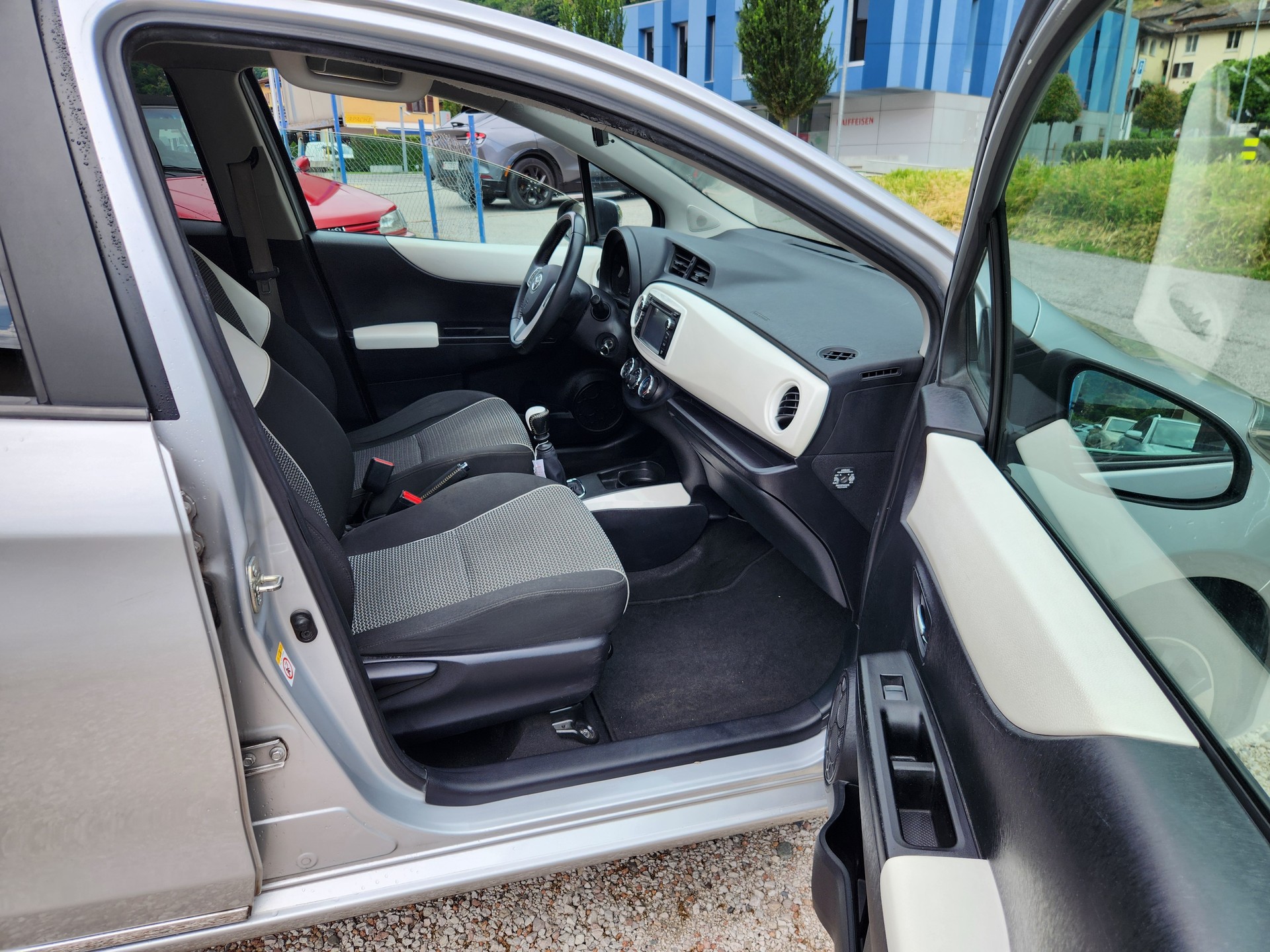 TOYOTA Yaris 1.33 Style-image-11