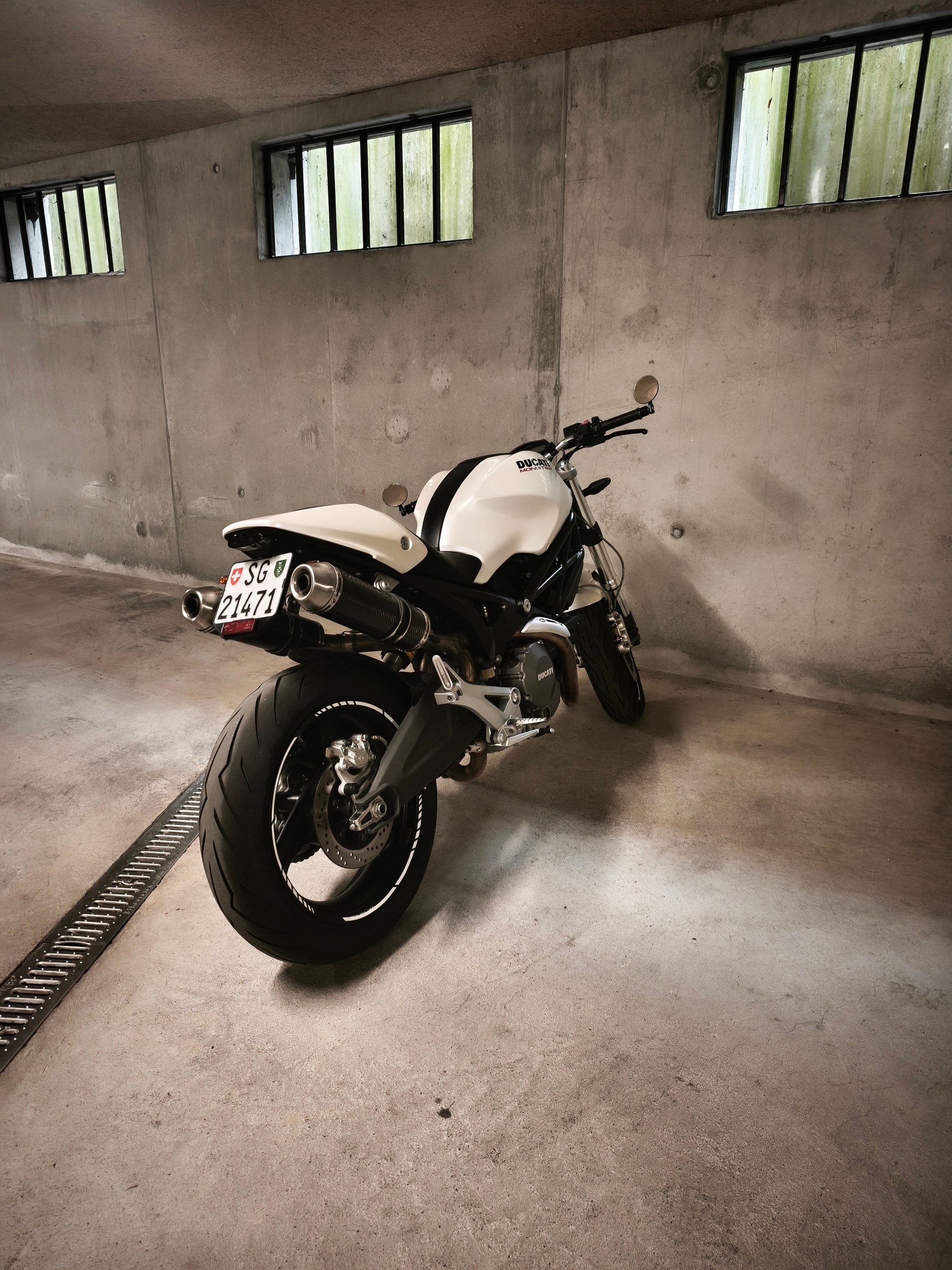 DUCATI Monster 696M-image-2