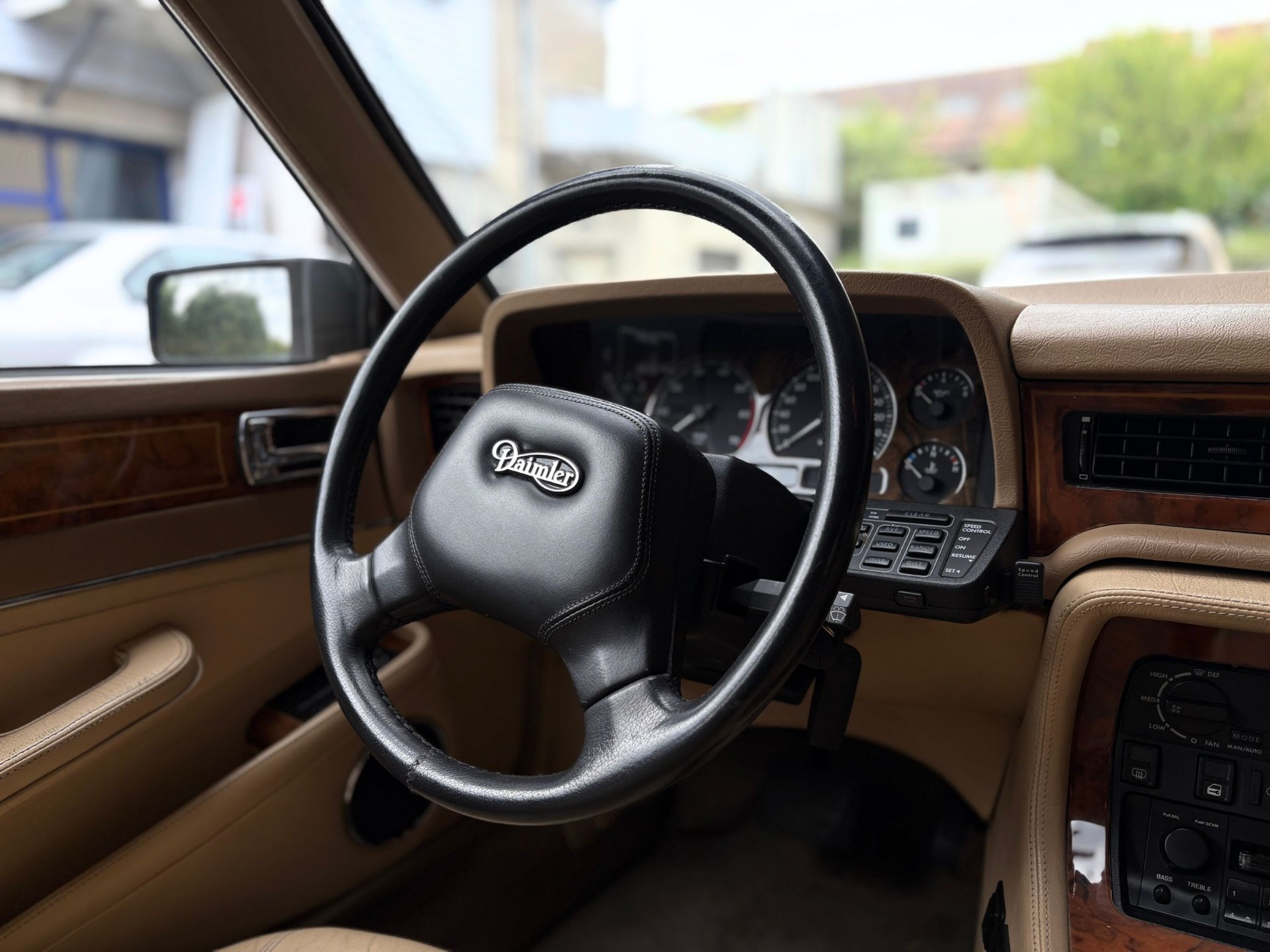 DAIMLER 4.0 Six-image-14