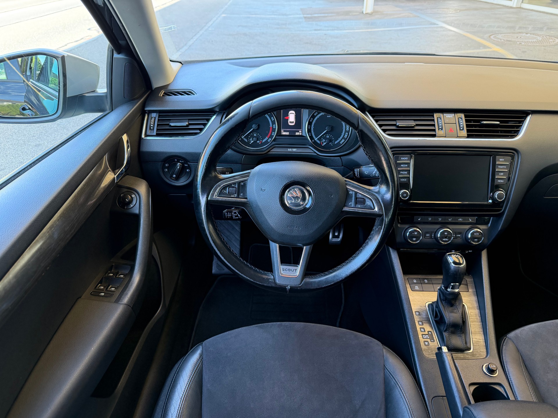 SKODA Octavia Combi 2.0 TDI Scout 4x4 DSG-image-9