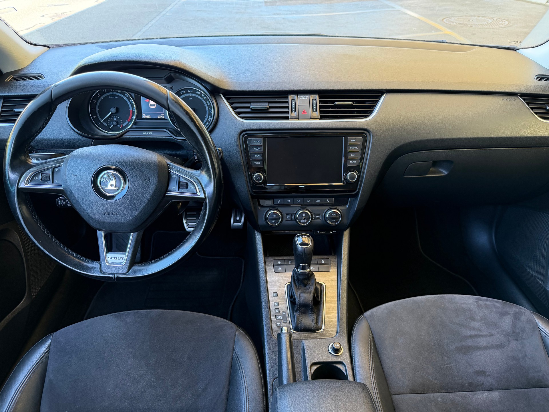 SKODA Octavia Combi 2.0 TDI Scout 4x4 DSG-image-8